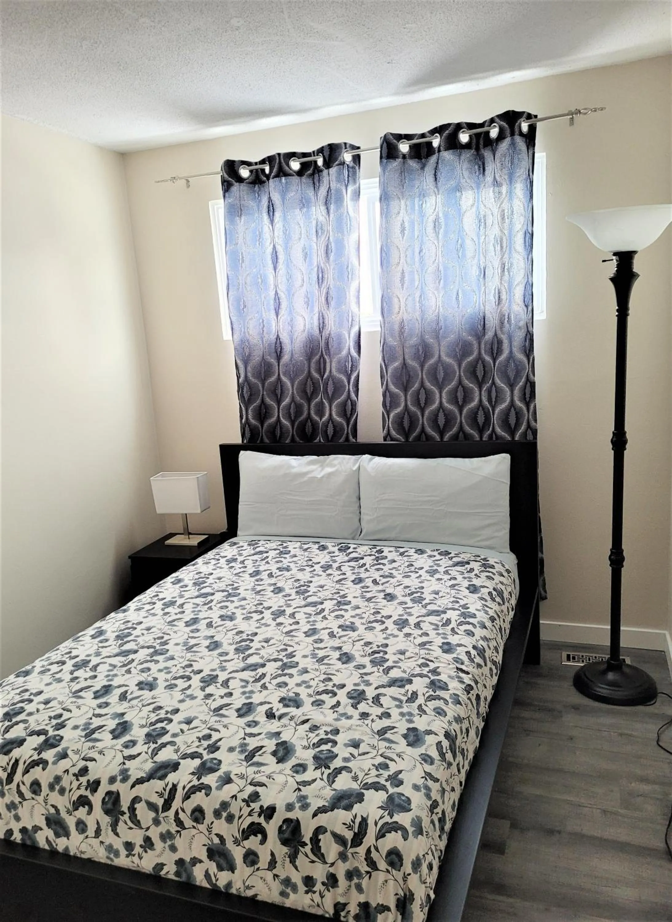Bed in Cozy 4 bedroom townhouse - peaceful feel of home