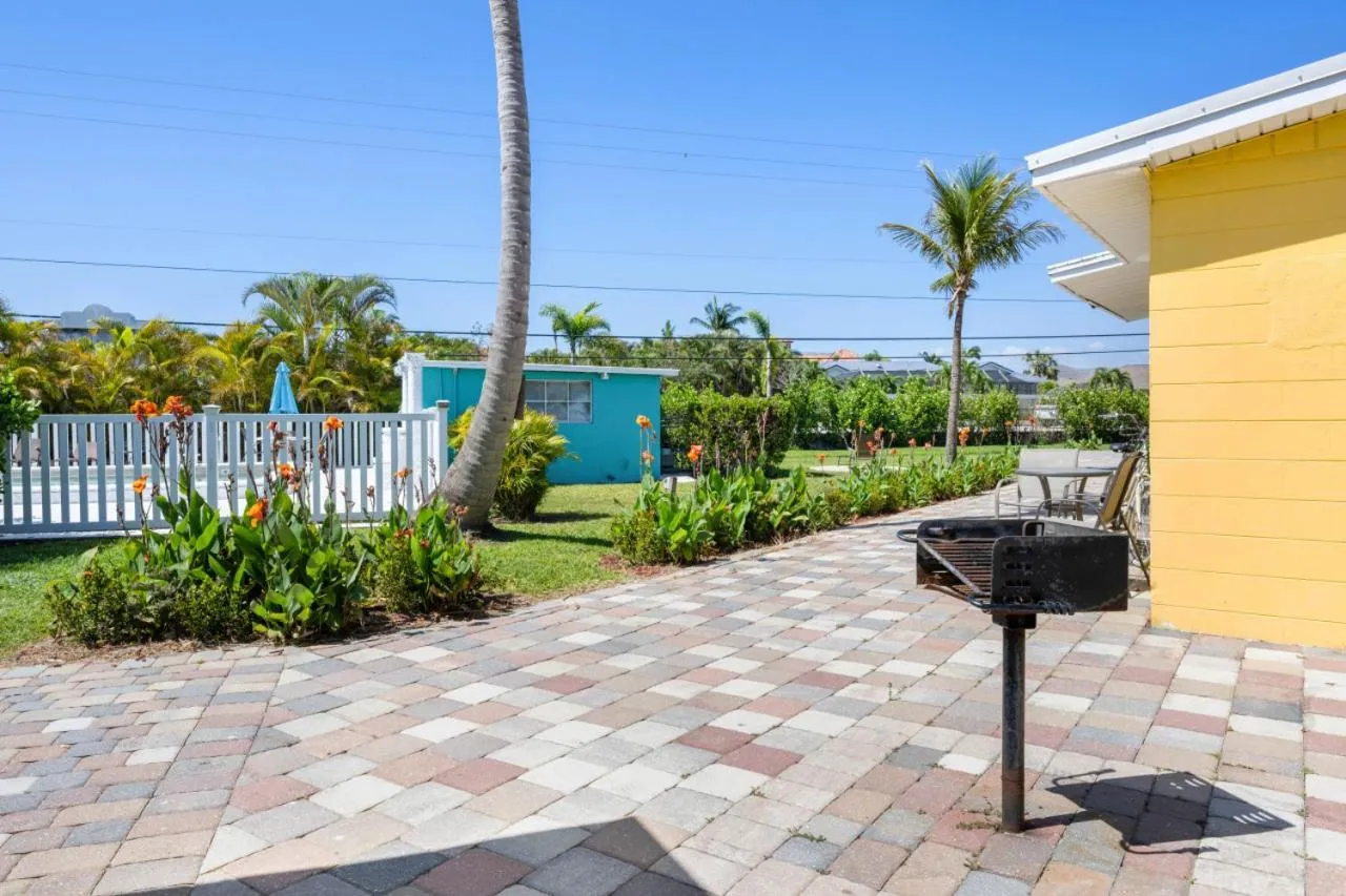 Day in Cottage Bungalow Near Beach! King Bed with Pool & BBQ