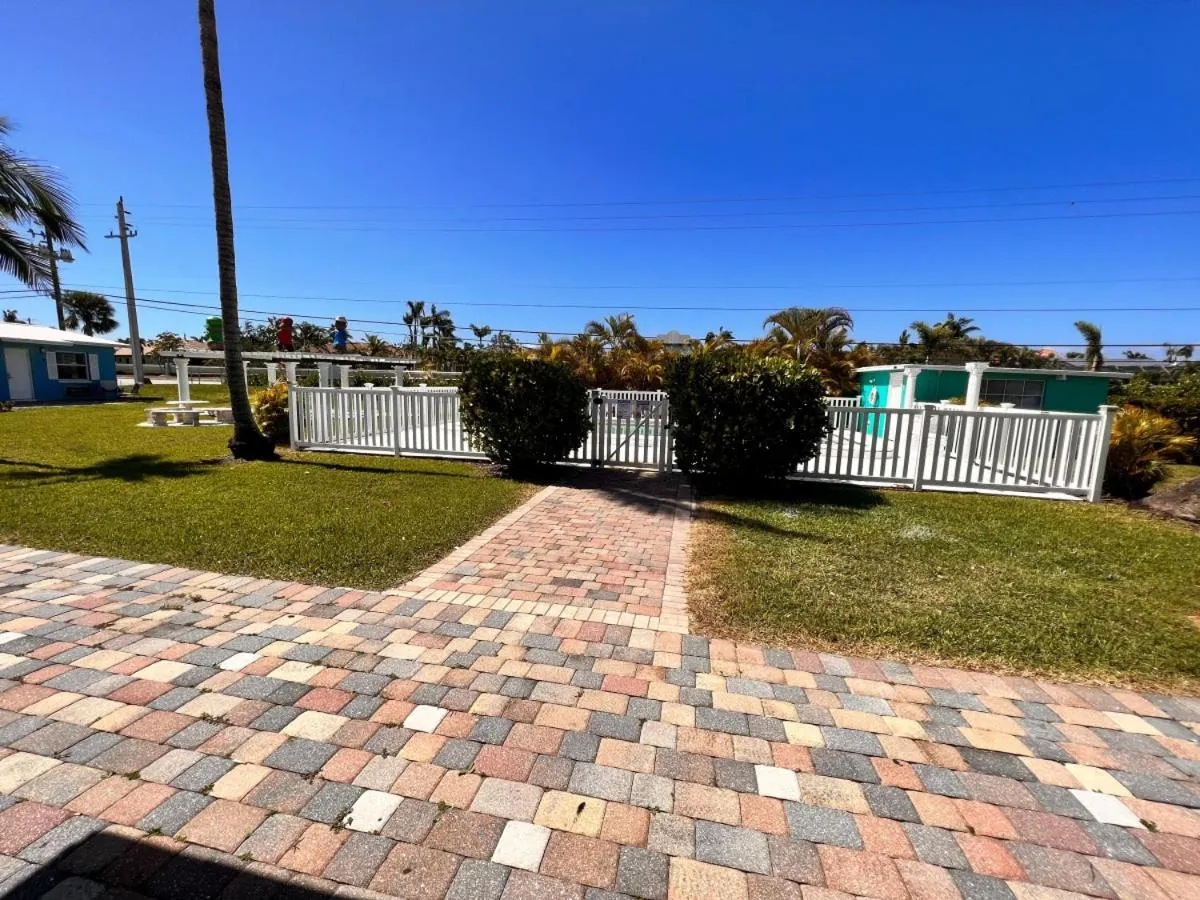 Swimming pool in Cottage Bungalow Near Beach! King Bed with Pool & BBQ