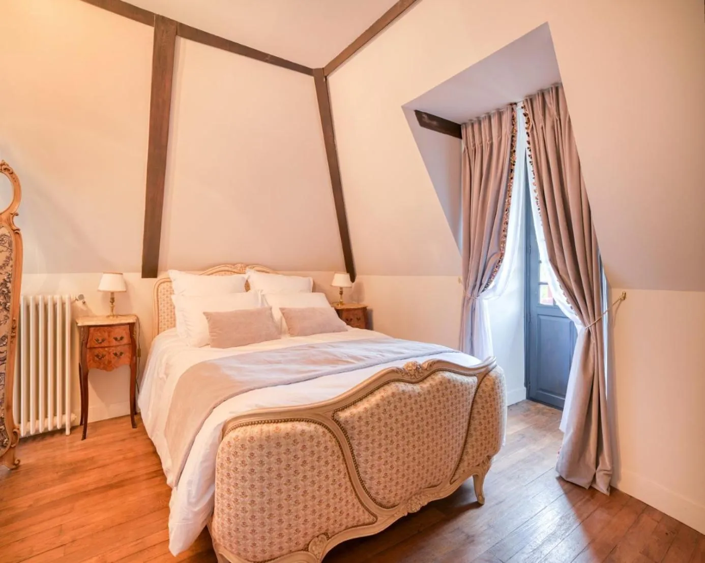 Bed in Le Petit Château de Barbizon au Bois du Mée