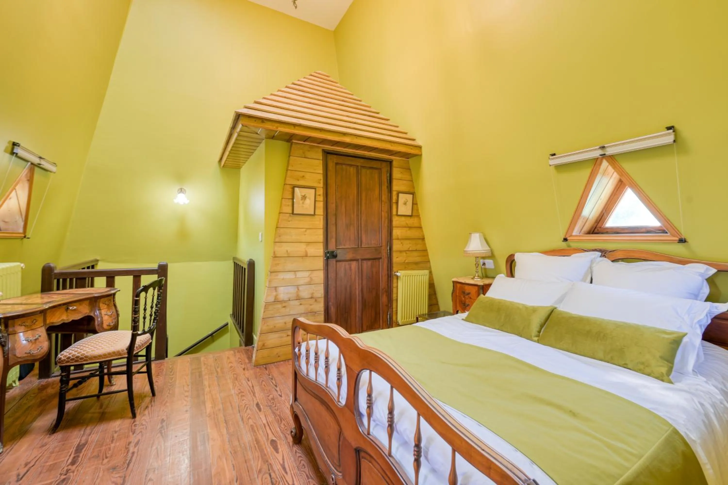 Bed in Le Petit Château de Barbizon au Bois du Mée