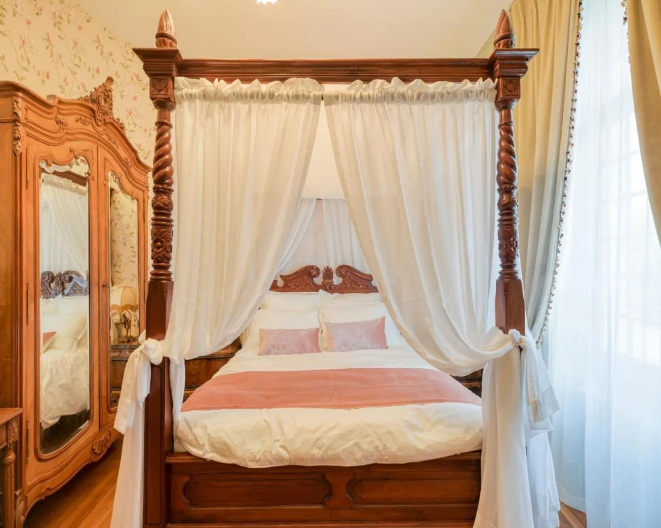 Bed in Le Petit Château de Barbizon au Bois du Mée