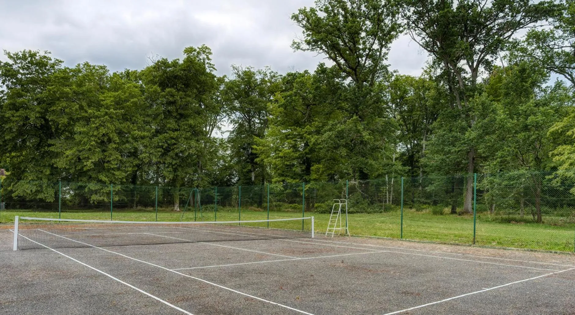 Tennis court in Le Petit Château de Barbizon au Bois du Mée