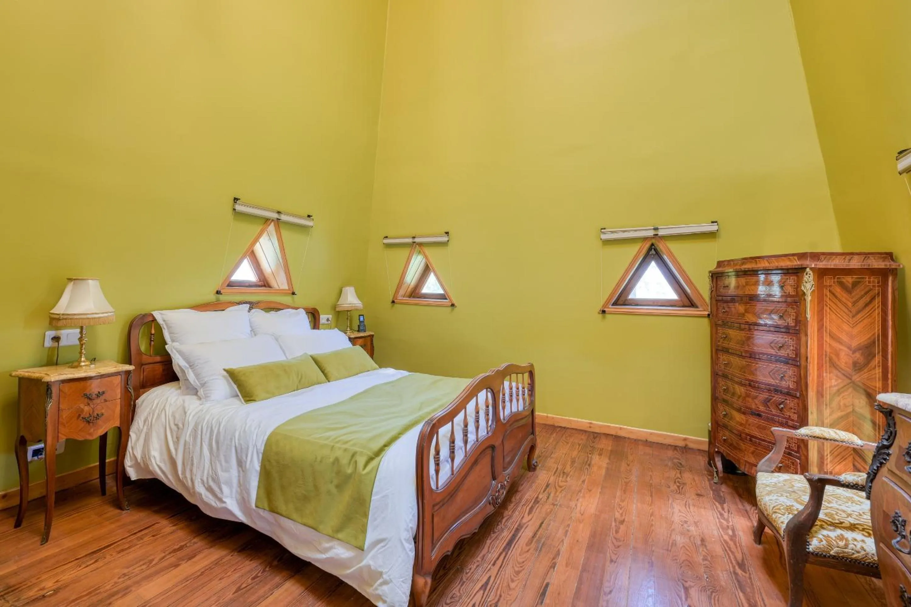 Bed in Le Petit Château de Barbizon au Bois du Mée