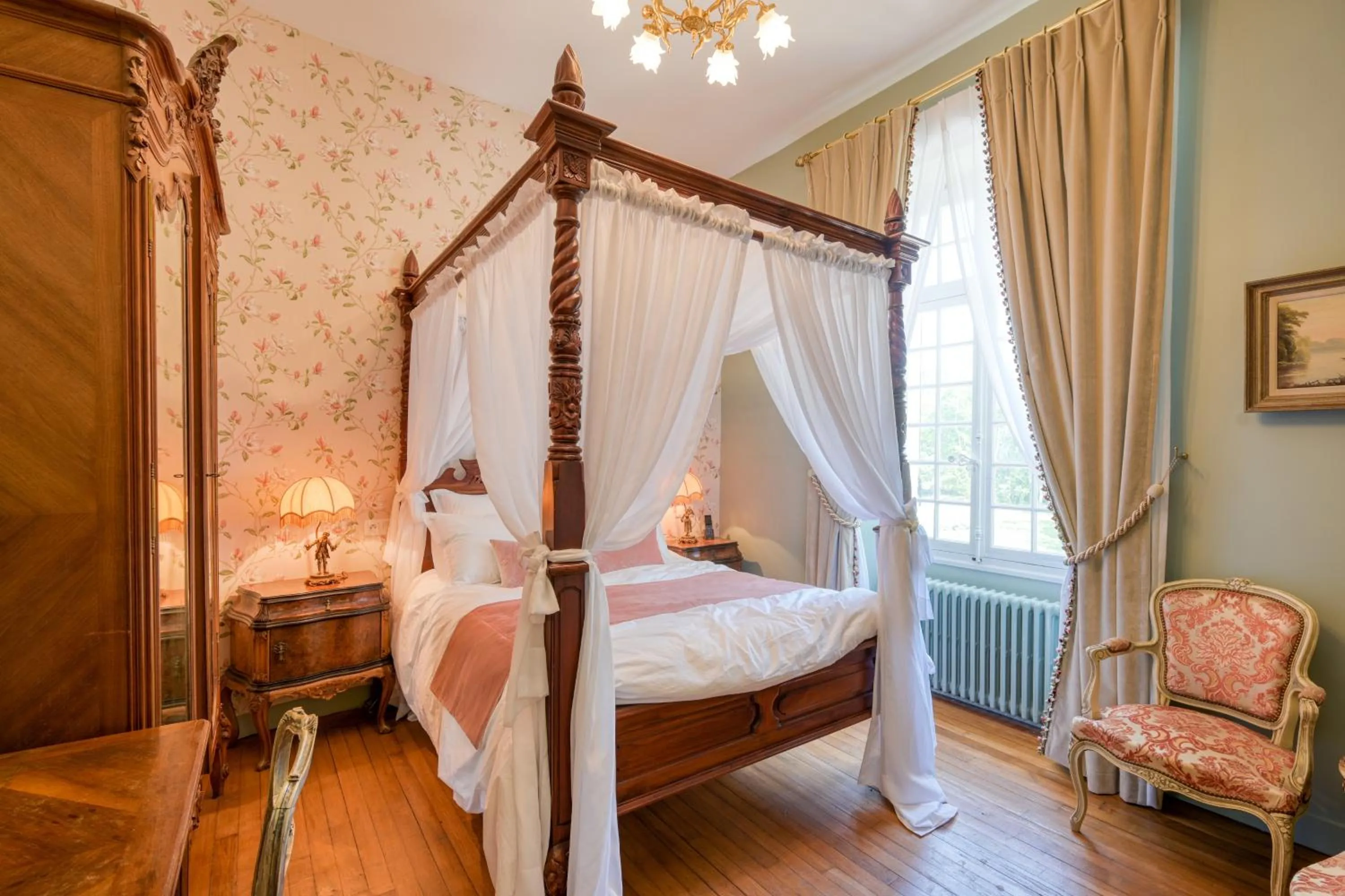 Bedroom, Bed in Le Petit Château de Barbizon au Bois du Mée