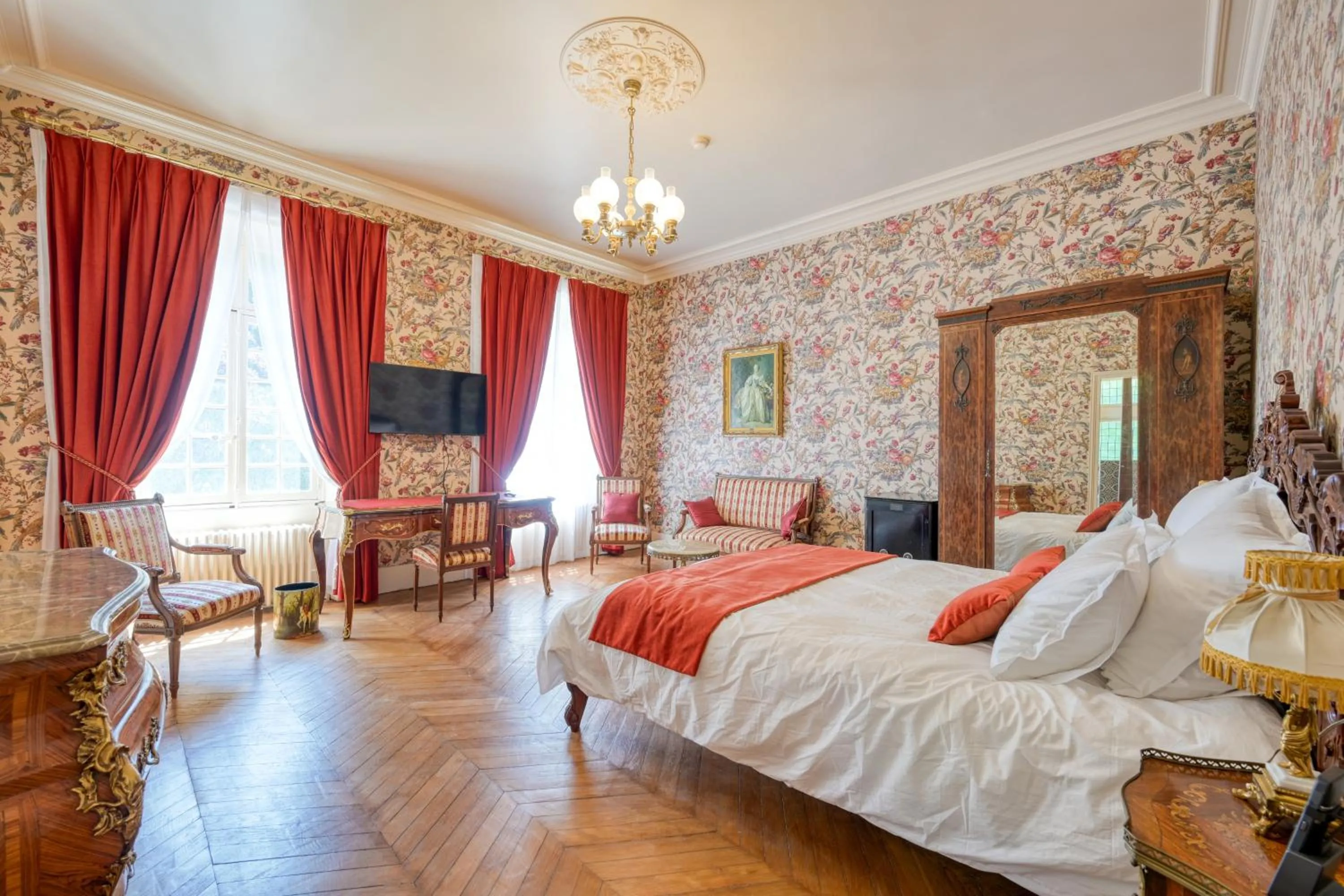 Photo of the whole room, Bed in Le Petit Château de Barbizon au Bois du Mée