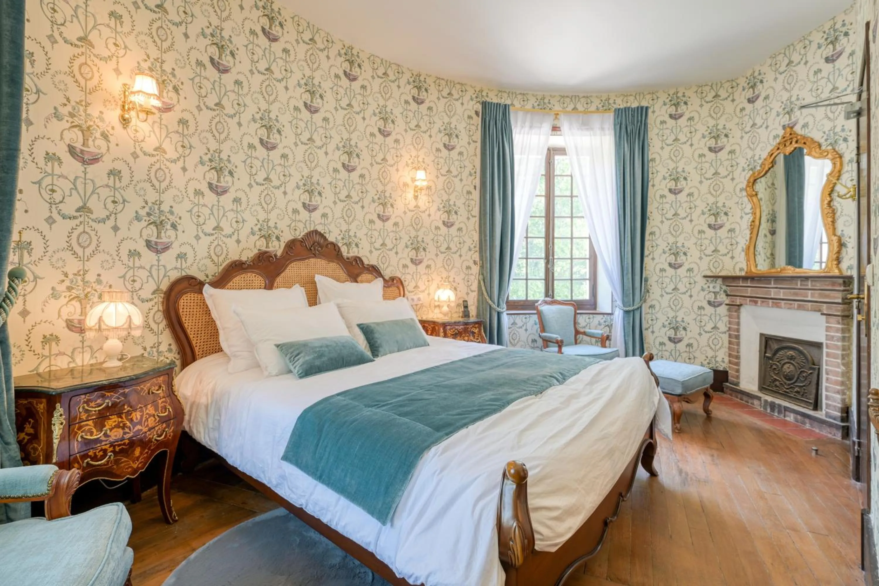 Photo of the whole room, Bed in Le Petit Château de Barbizon au Bois du Mée