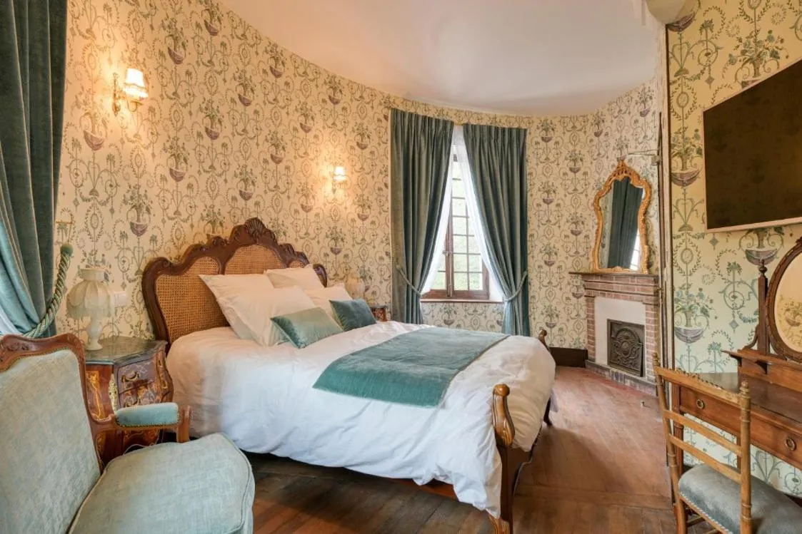 Bathroom, Bed in Le Petit Château de Barbizon au Bois du Mée