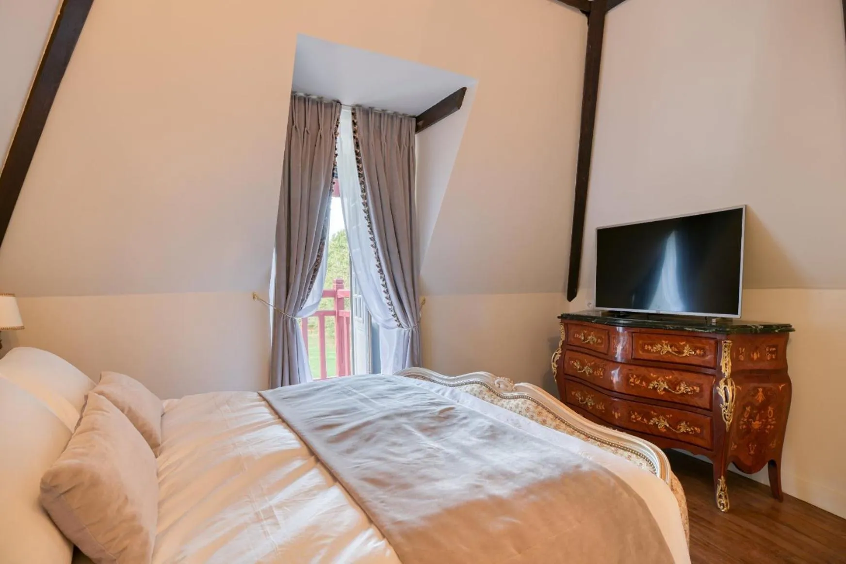 Bed in Le Petit Château de Barbizon au Bois du Mée