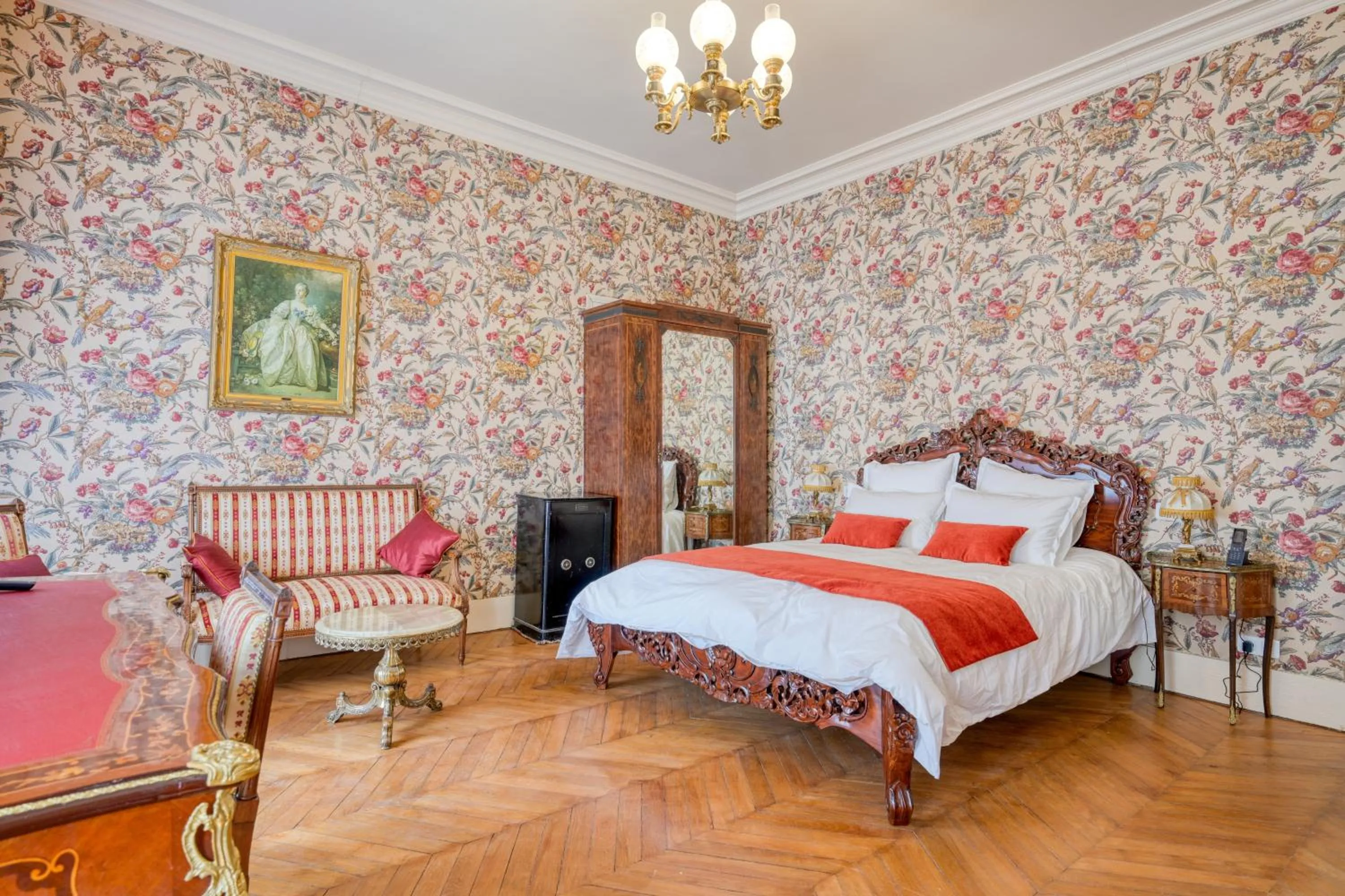 Photo of the whole room, Bed in Le Petit Château de Barbizon au Bois du Mée