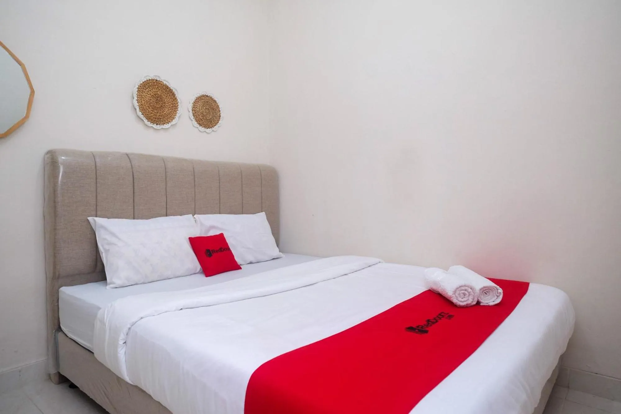 Bed in RedDoorz Syariah near Universitas Mercu Buana Kampus 2 Yogyakarta