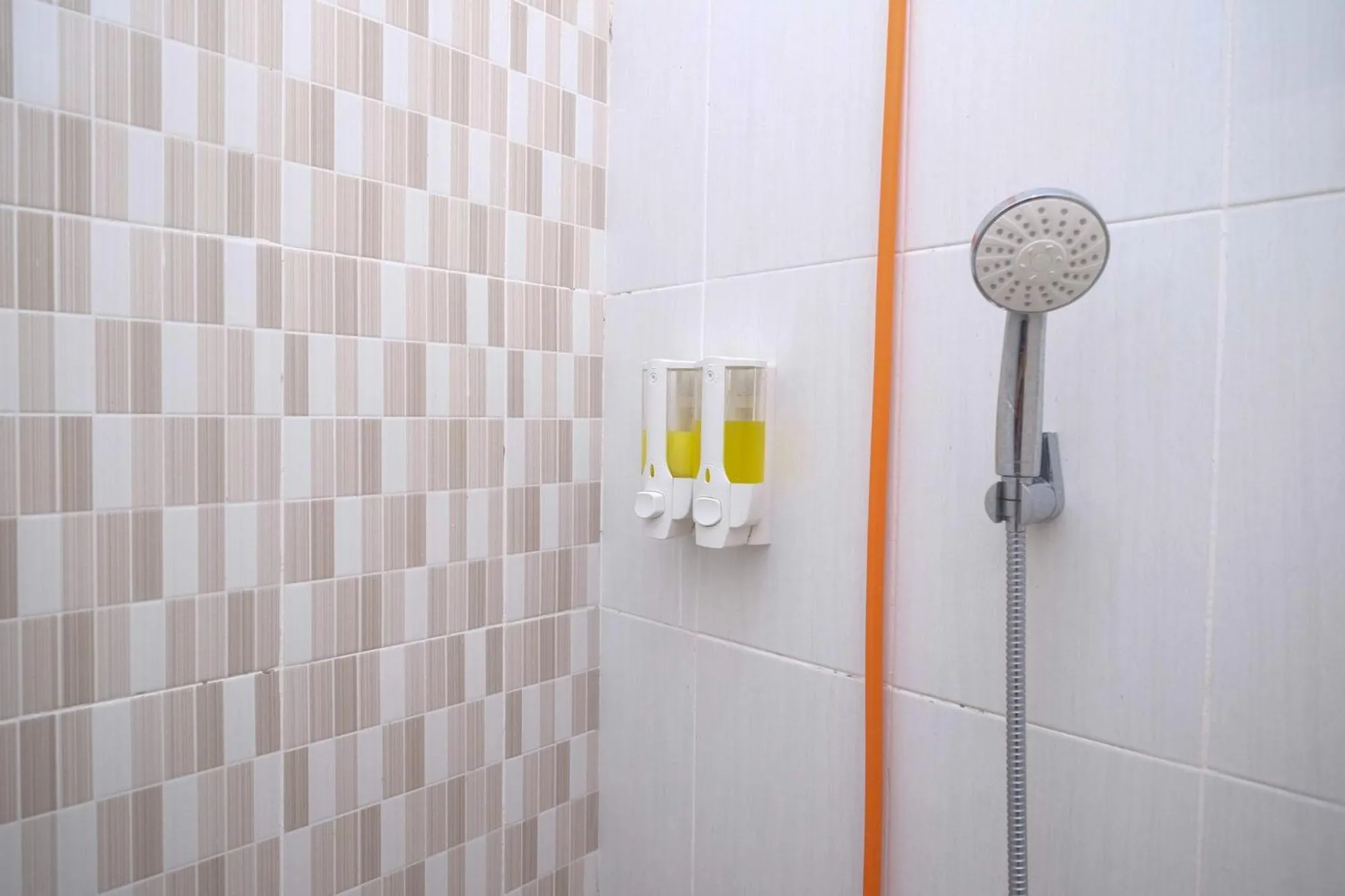 Shower in RedDoorz Syariah near Universitas Mercu Buana Kampus 2 Yogyakarta