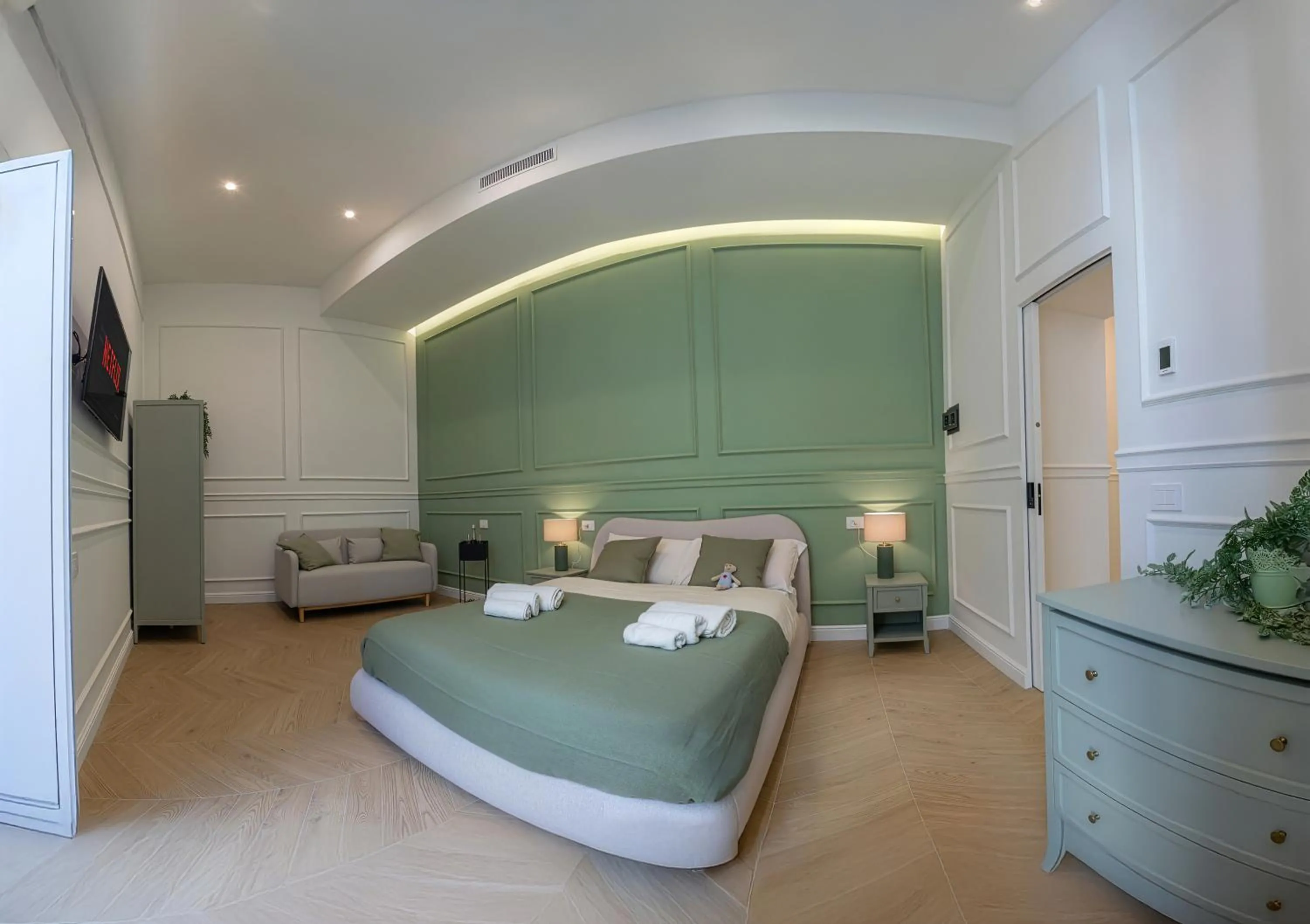 Photo of the whole room, Bed in extra luxury apartment salerno center