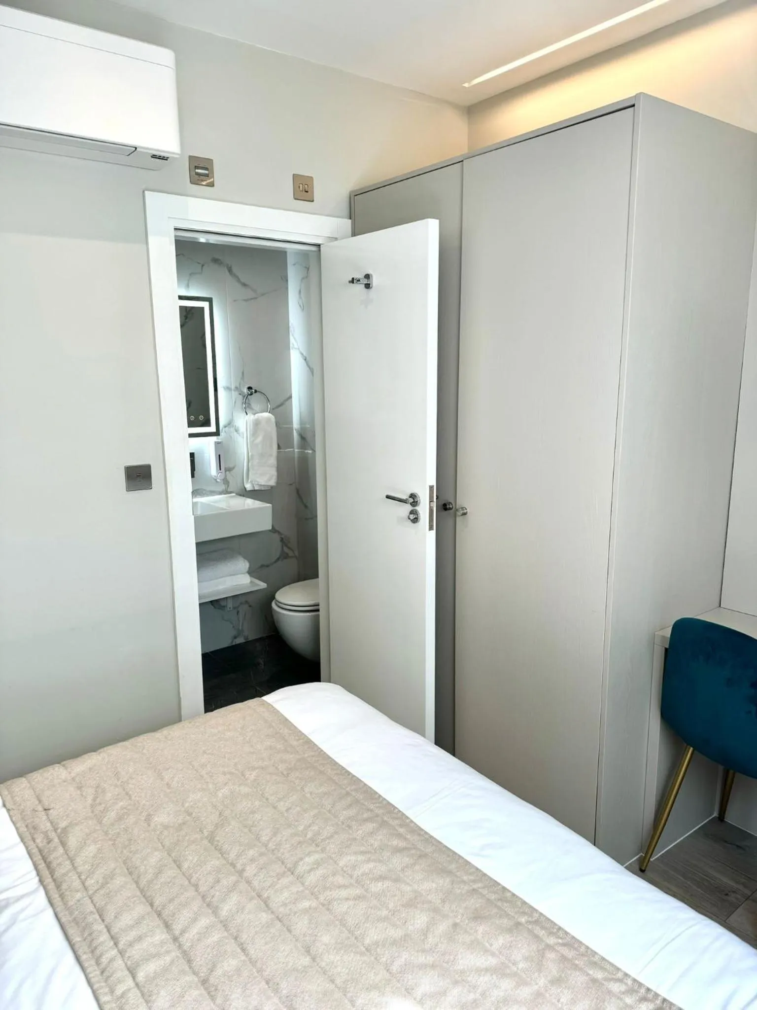 Toilet, Bed in NOX Richmond