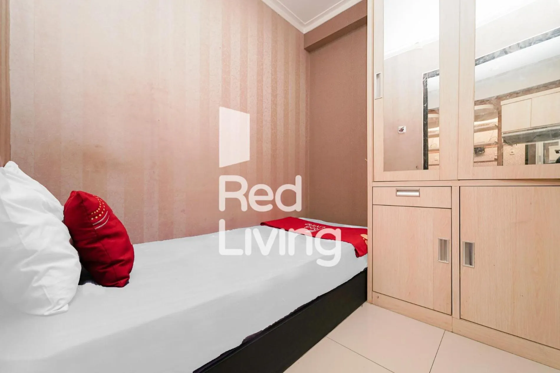 Bedroom, Bed in RedLiving Apartemen Paragon Village Karawaci - Ujang Rooms