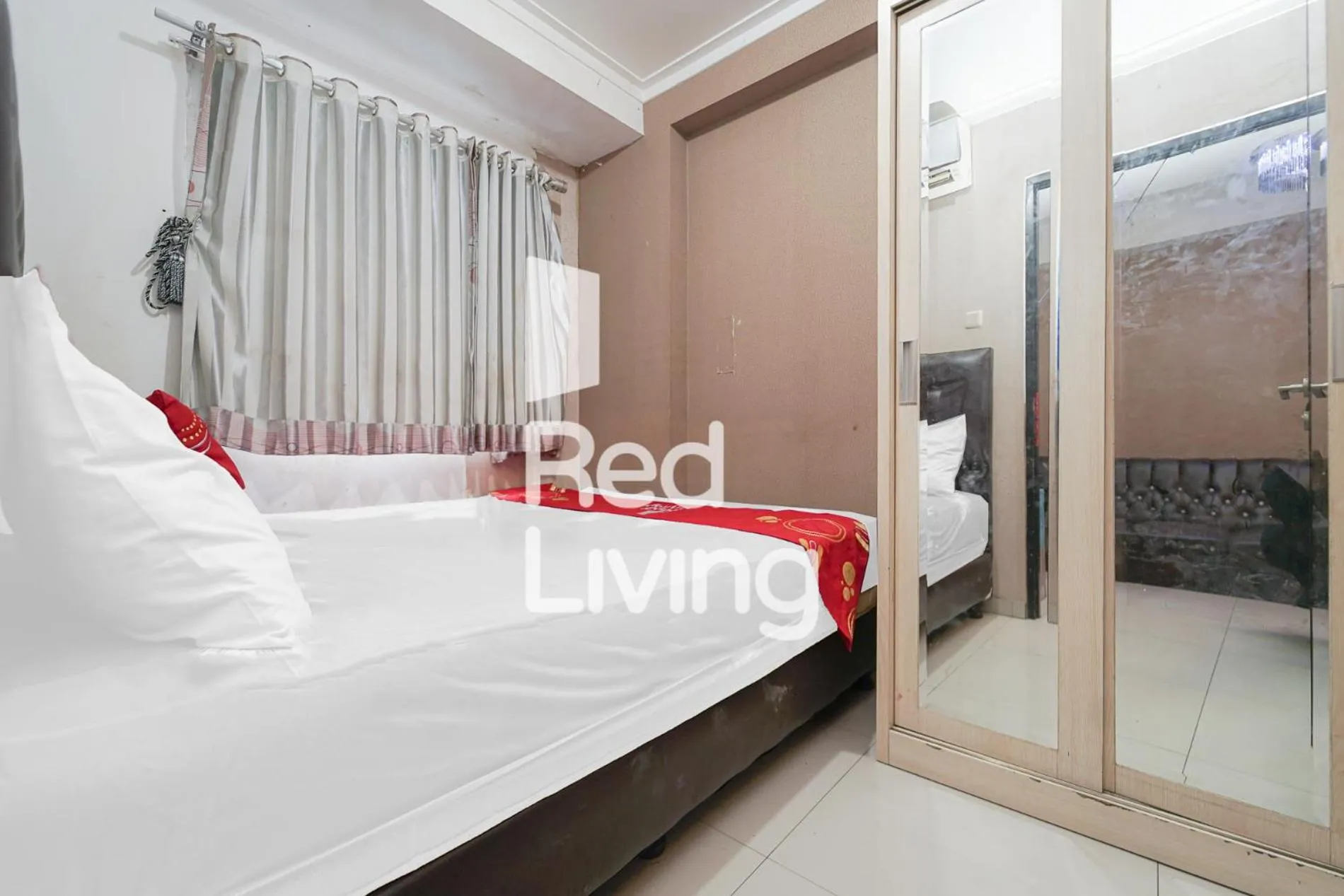 Bedroom, Bed in RedLiving Apartemen Paragon Village Karawaci - Ujang Rooms