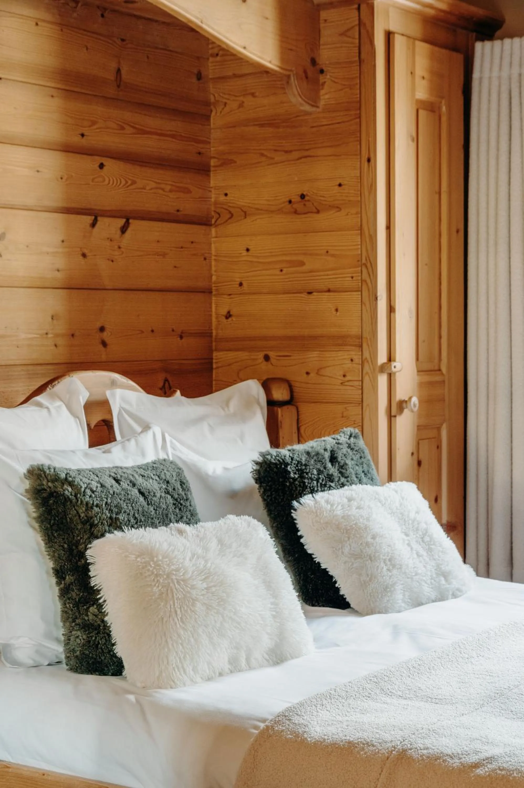 Bedroom, Bed in Le Chalet Hôtel Cordon Adults Only