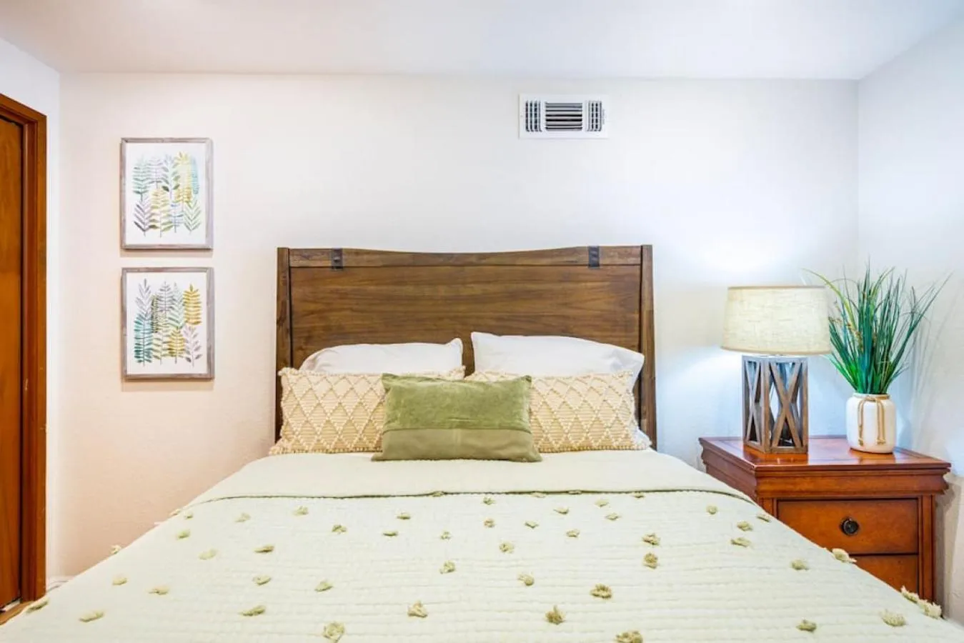 Bed in Red Rock Falls Cabin, 8 miles from Yosemite South Gate, with trailhead, Game Room and HotTub