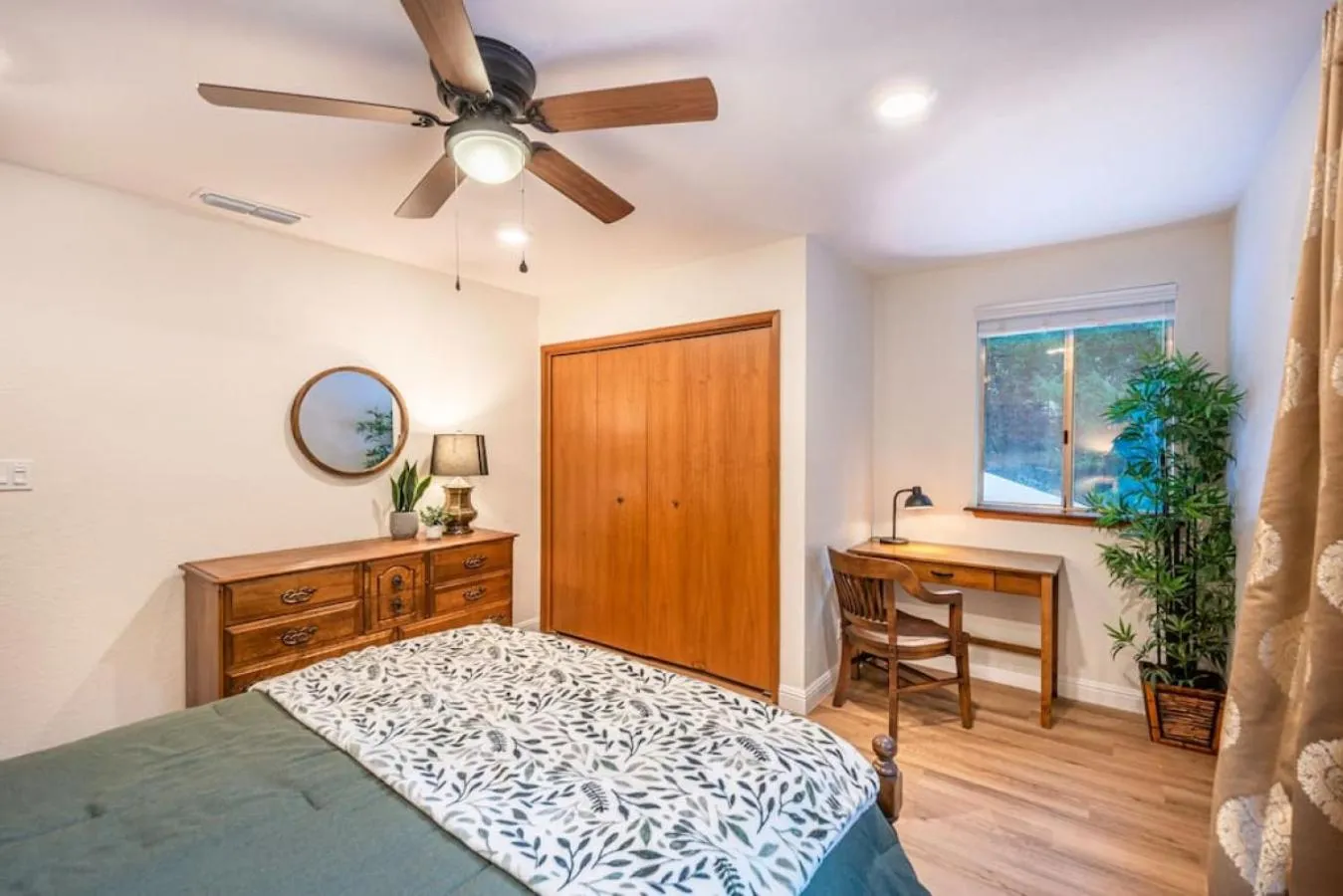 Bed in Red Rock Falls Cabin, 8 miles from Yosemite South Gate, with trailhead, Game Room and HotTub