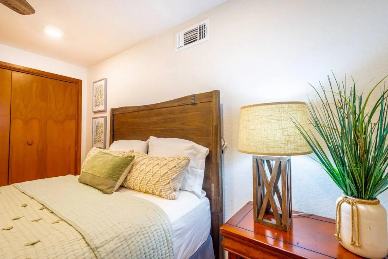 Bed in Red Rock Falls Cabin, 8 miles from Yosemite South Gate, with trailhead, Game Room and HotTub