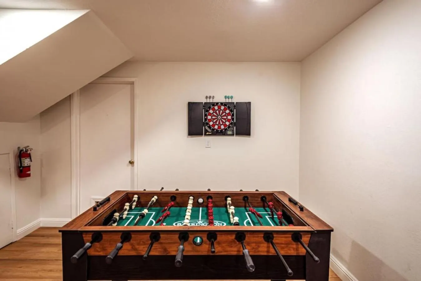 Red Rock Falls Cabin, 8 miles from Yosemite South Gate, with trailhead, Game Room and HotTub