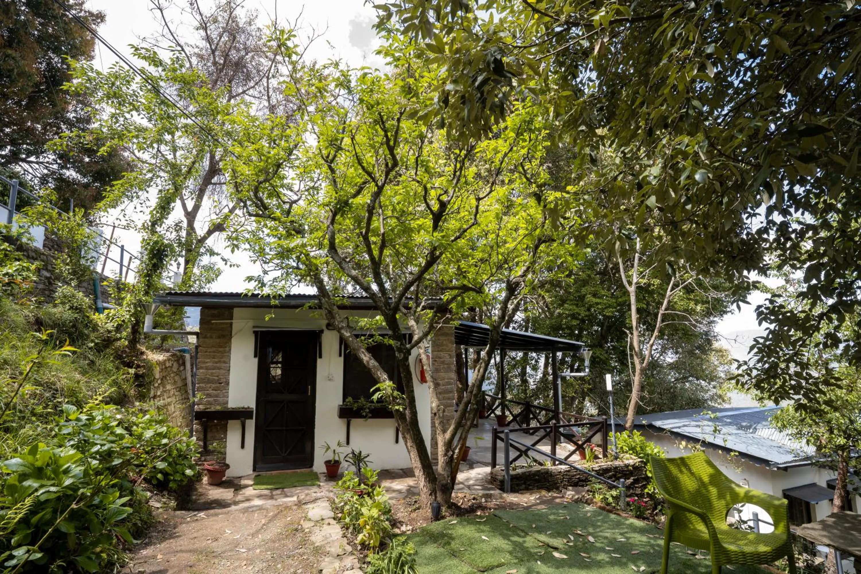 Garden view in Avenida Snowcap Retreat