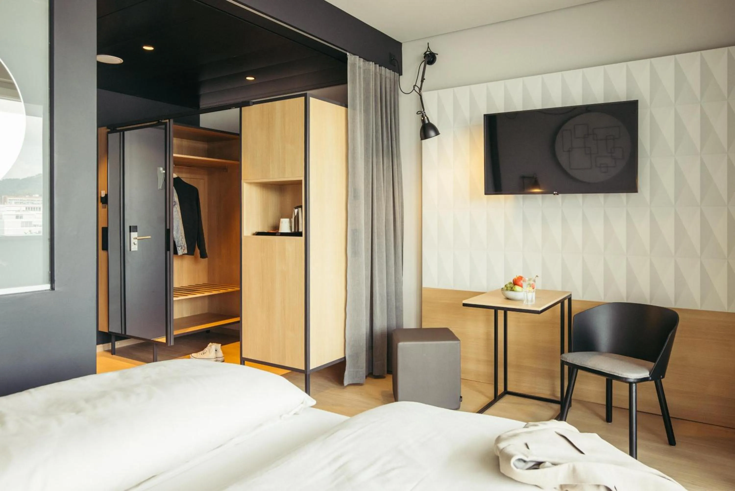 Photo of the whole room, Bed in harry's home Zürich-Limmattal