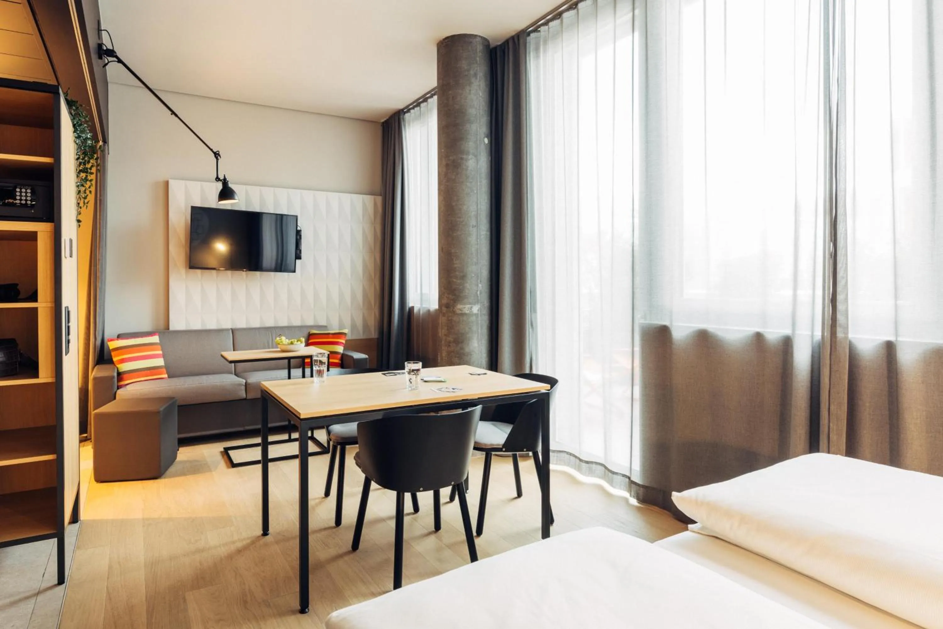 Photo of the whole room, Bed in harry's home Zürich-Limmattal