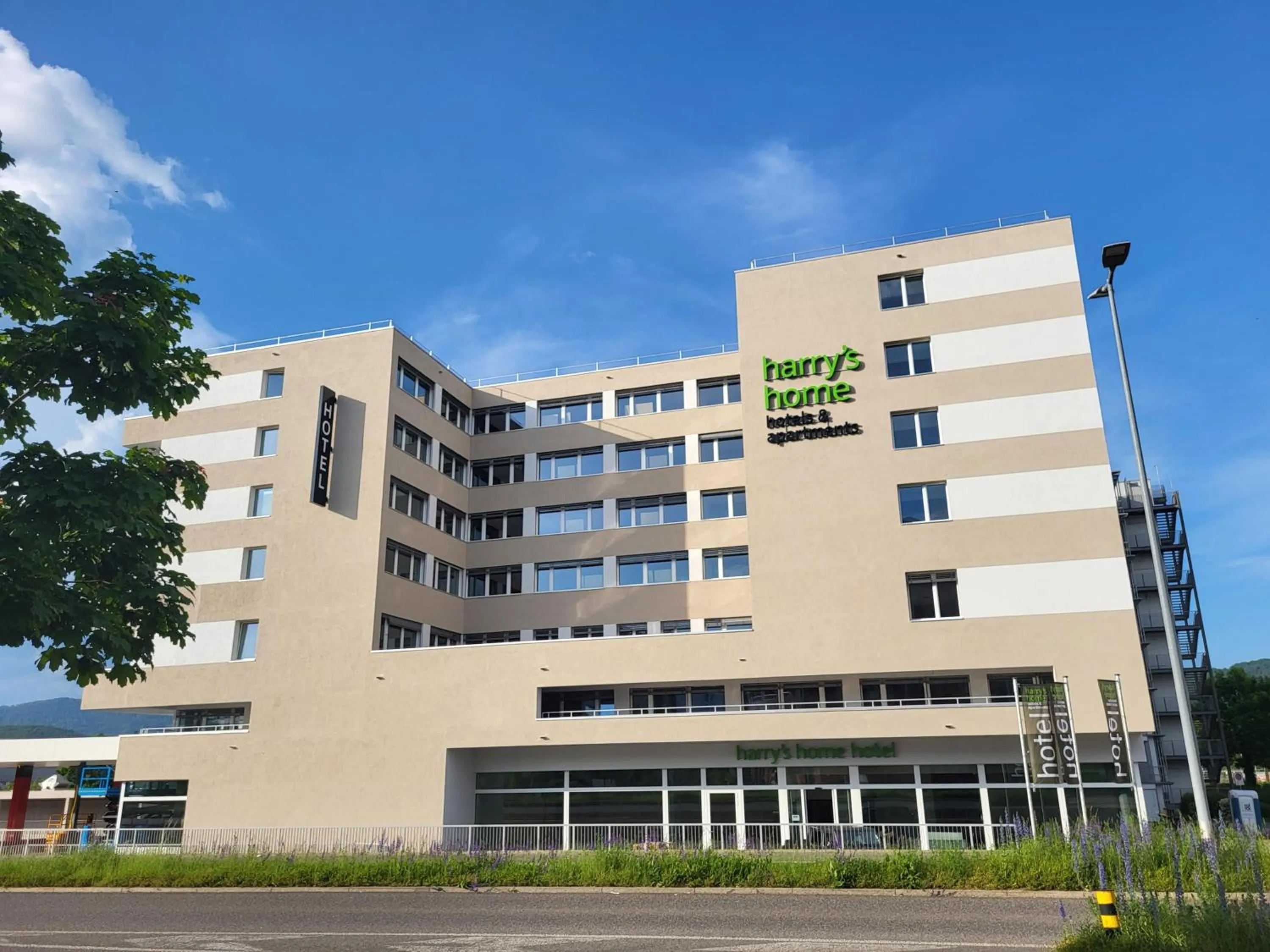 Property building in harry's home Zürich-Limmattal