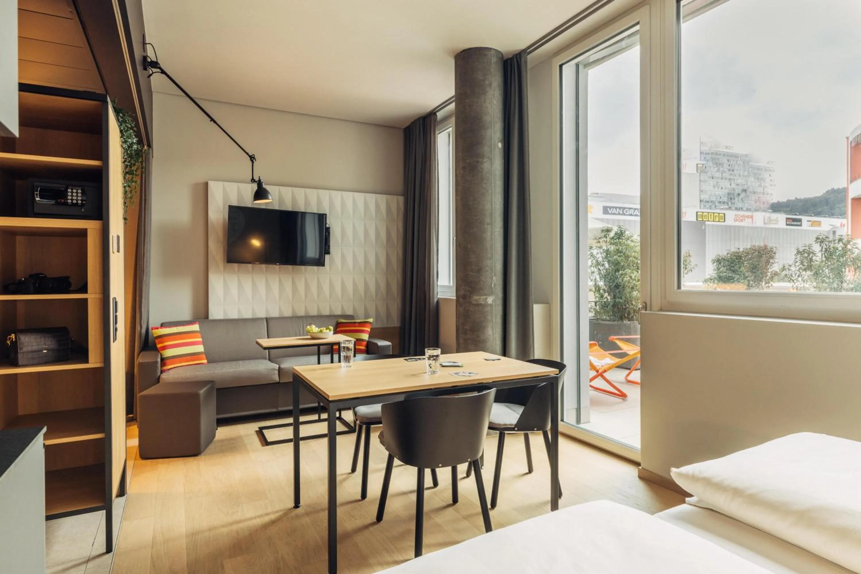 Photo of the whole room, Bed in harry's home Zürich-Limmattal