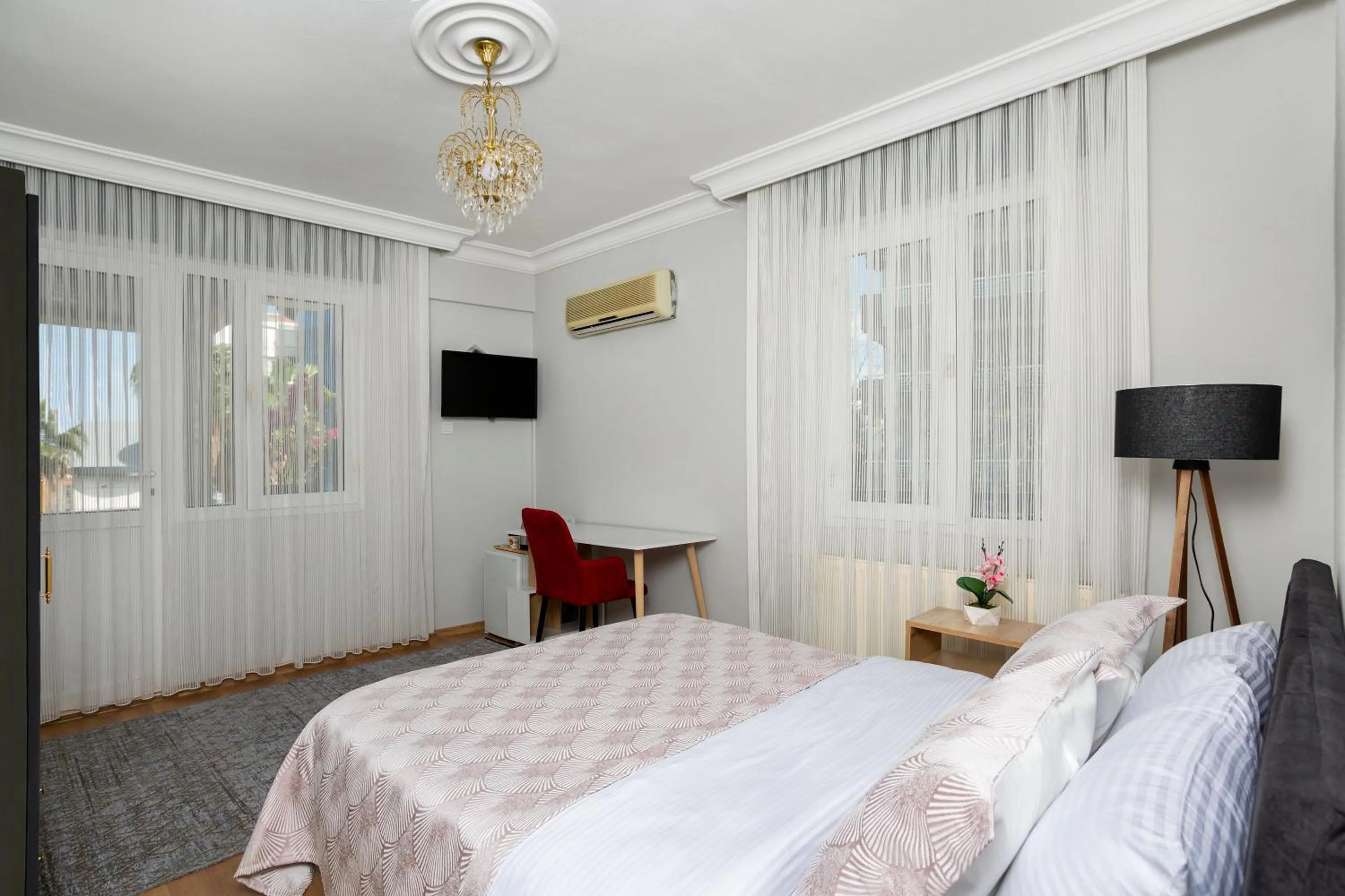 Bed in 8 Rooms House