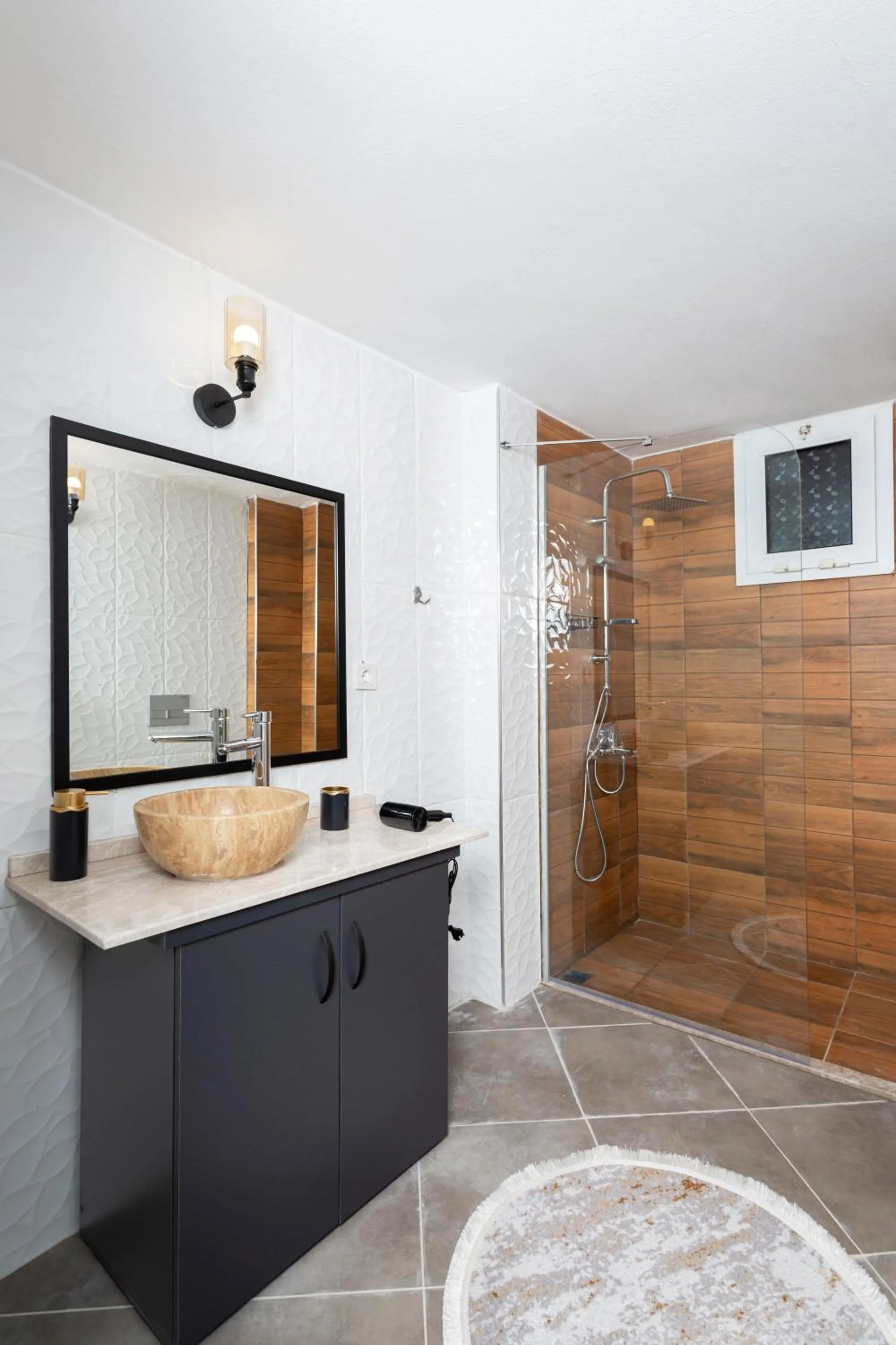 Shower in 8 Rooms House