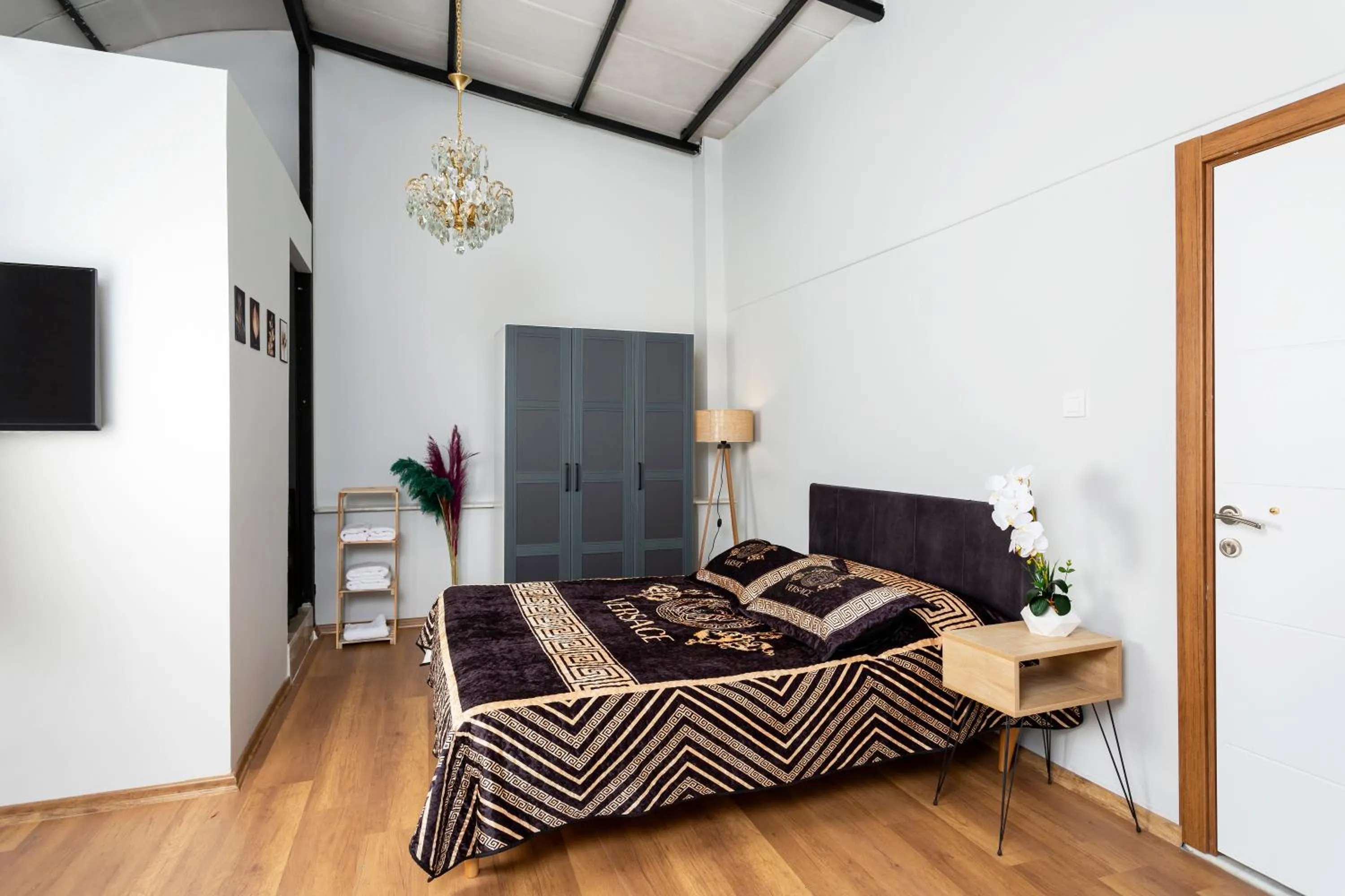 Bed in 8 Rooms House