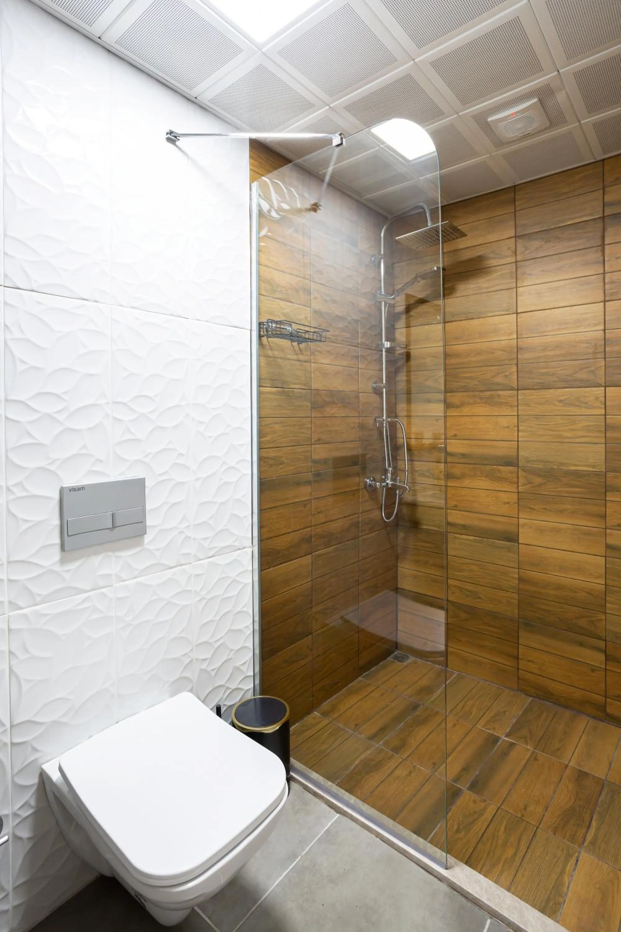 Shower in 8 Rooms House