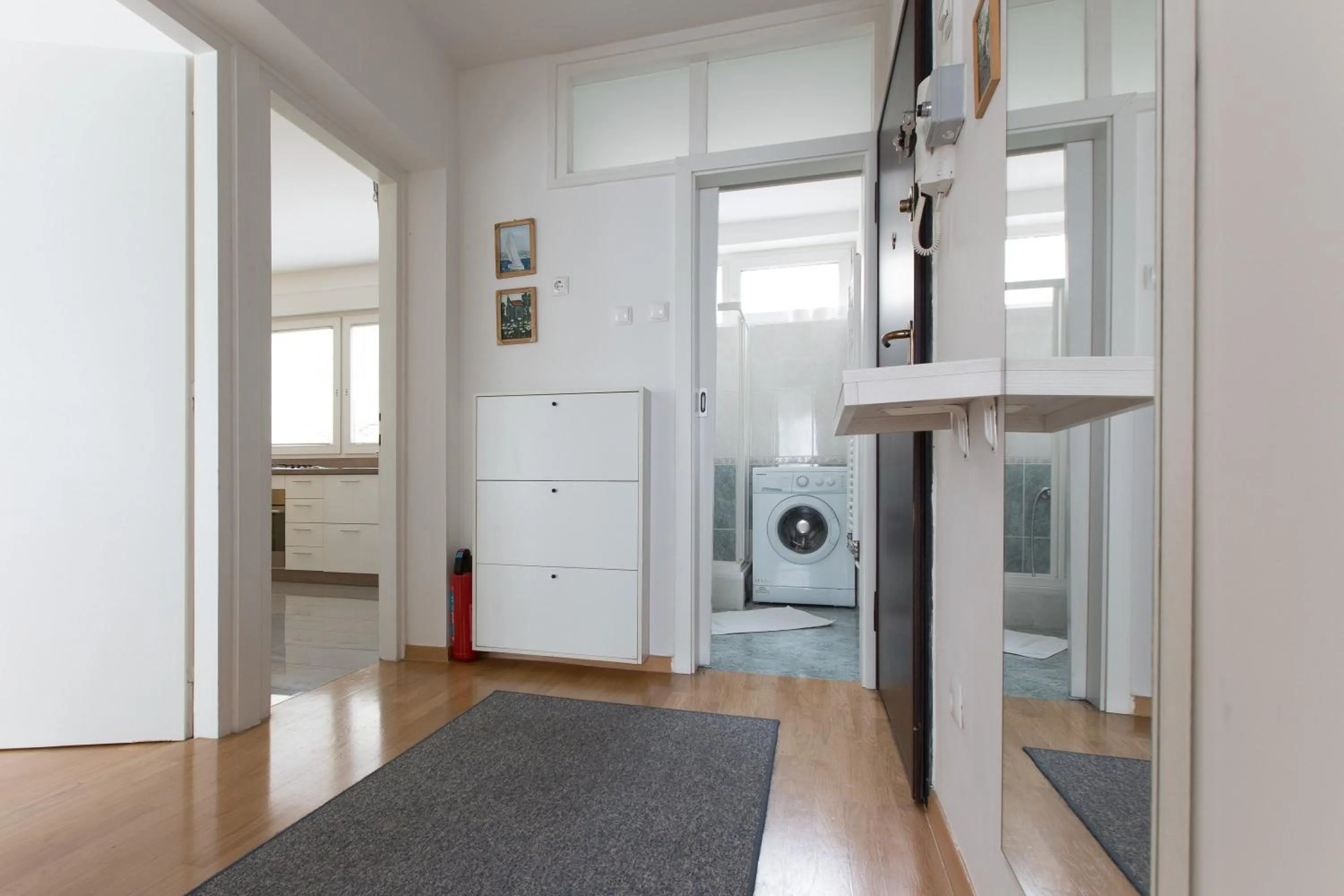 Photo of the whole room in Central point