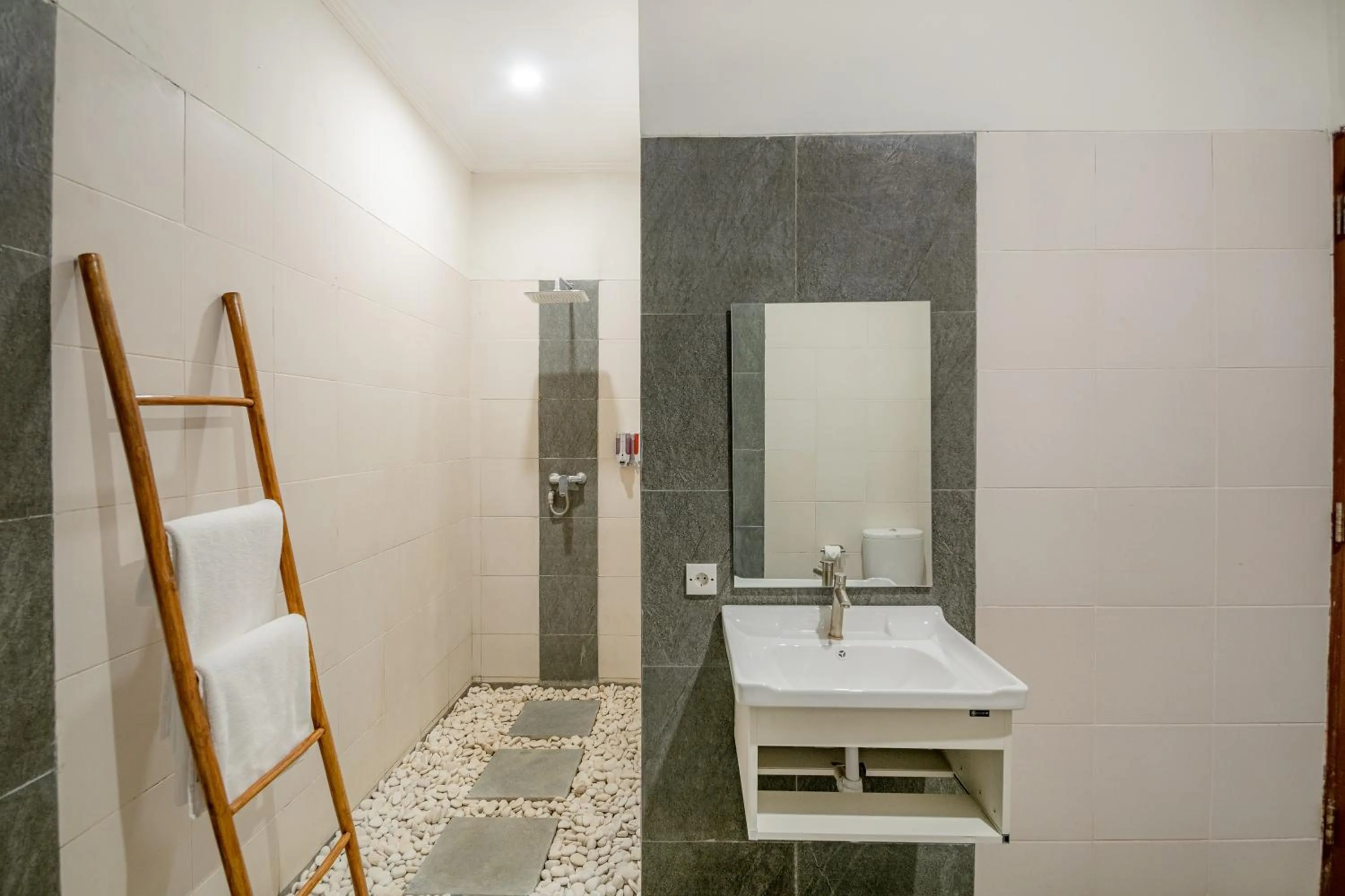 Shower in Villa Kisaraa - Kerobokan x Seminyak x Canggu