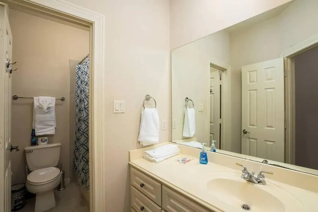 Bedroom with 3.5-Bathroom near Golf Course!