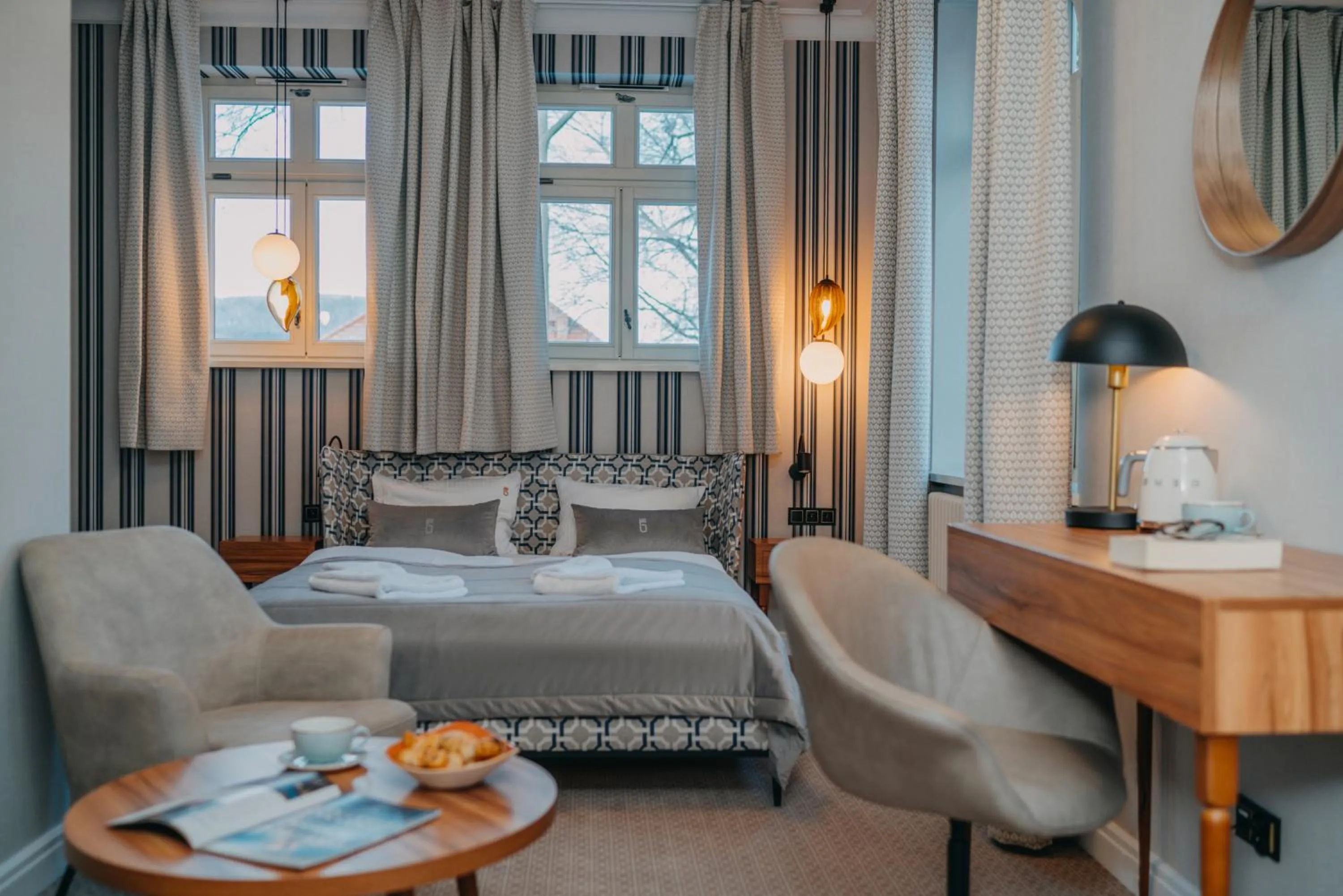 Photo of the whole room, Bed in Platinum Adults