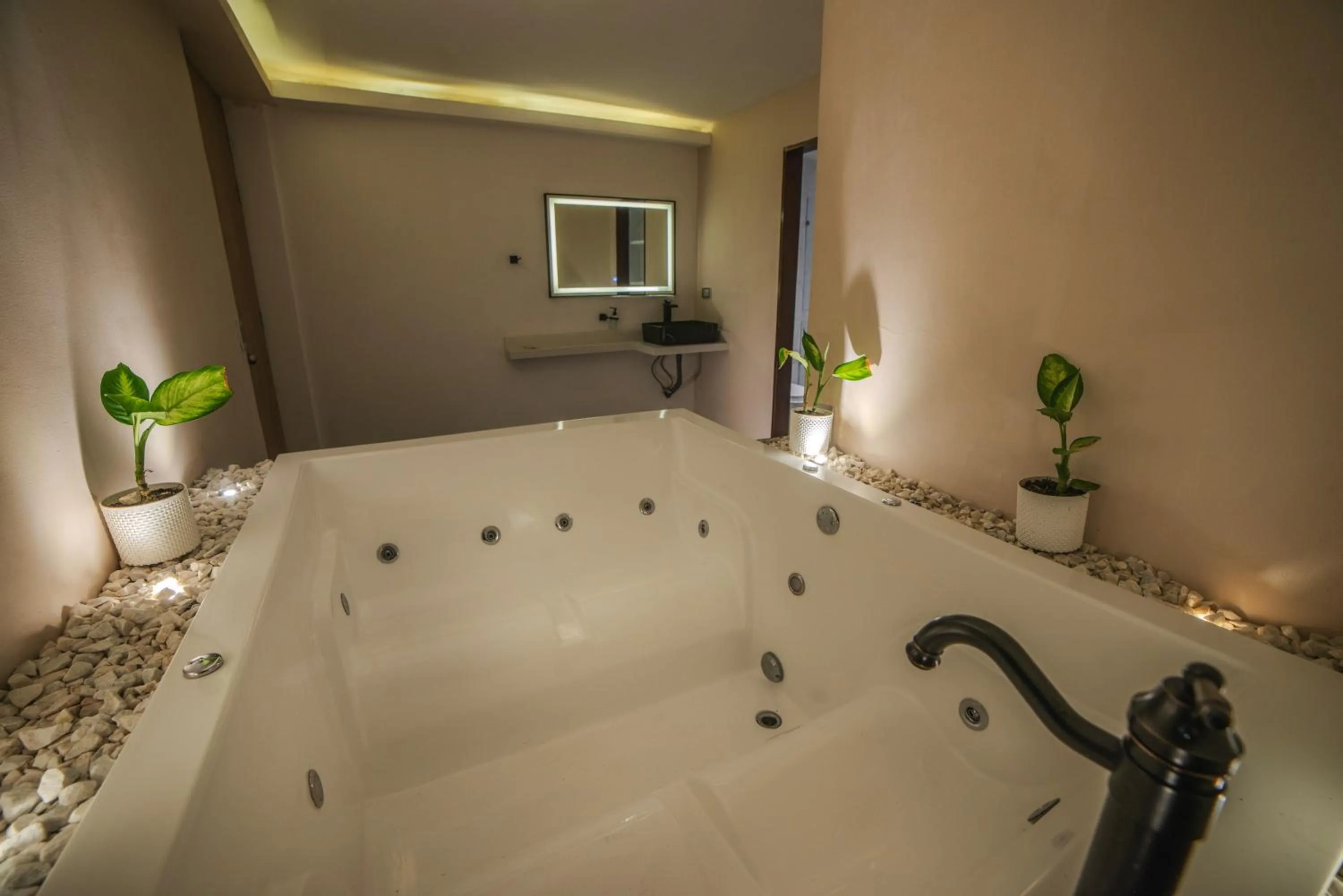 Hot Tub in HOTEL BALI AT POBLADO