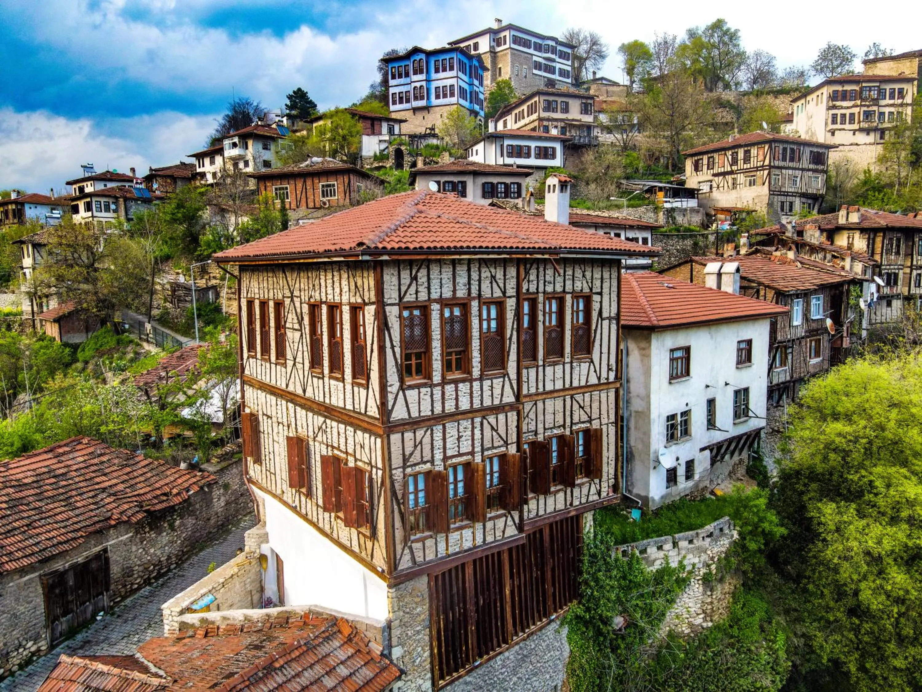 Property building in Meymune Valide Konağı