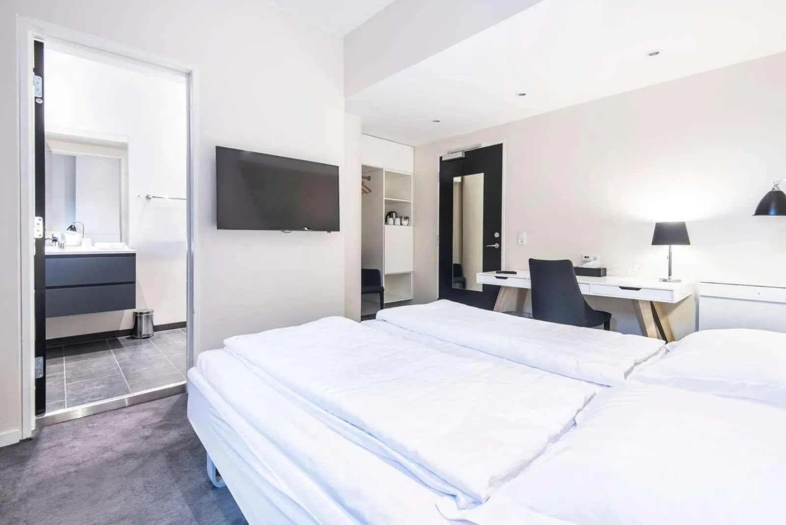 Bedroom, Bed in Hotel Hafnia