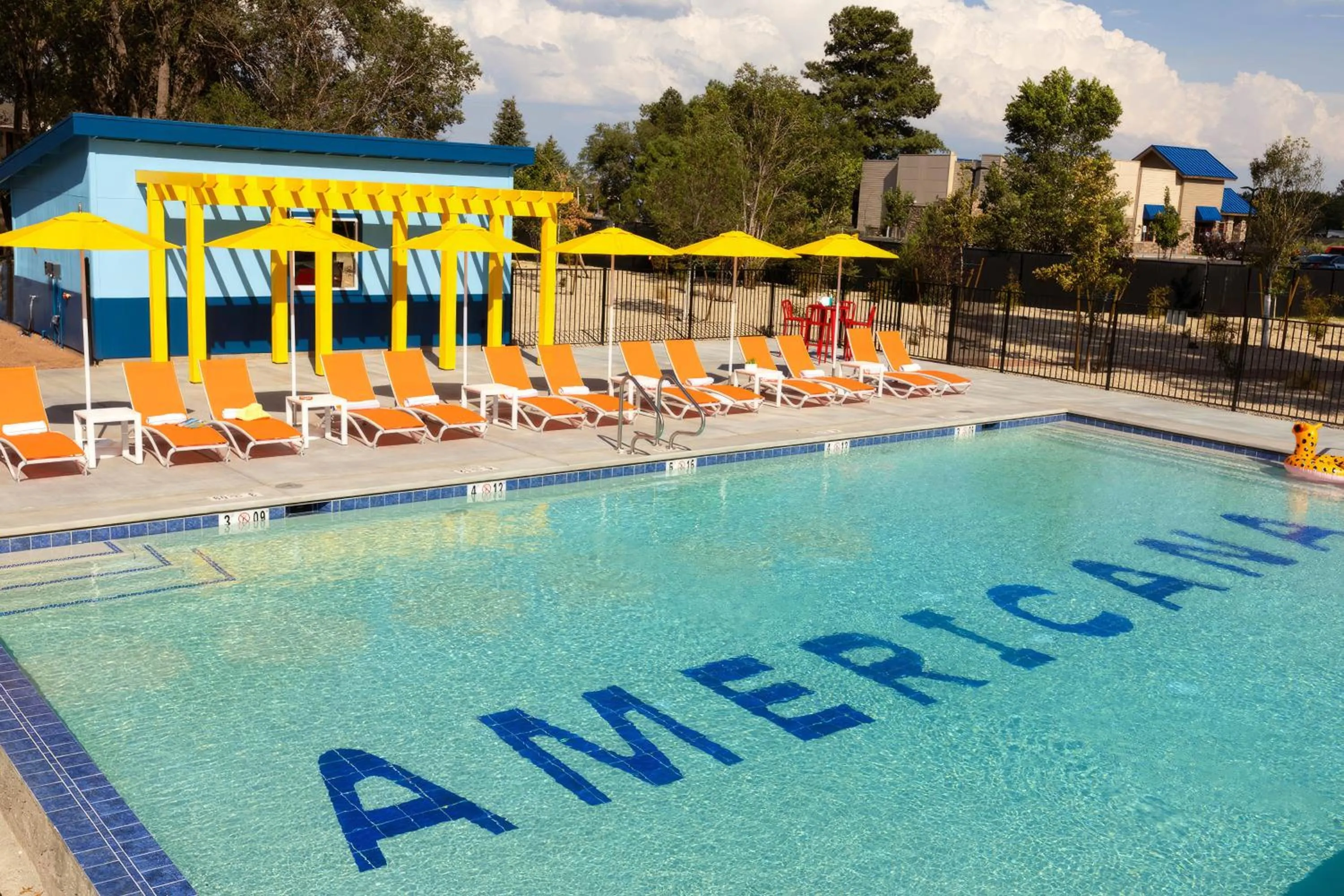 Swimming pool in Americana Motor Hotel