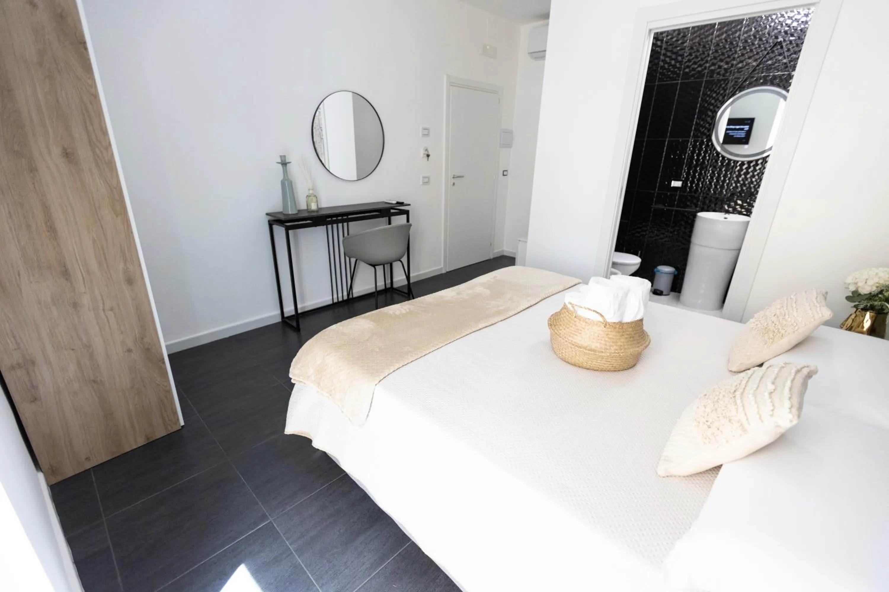 Photo of the whole room, Bed in Lena Suite Bari Vecchia