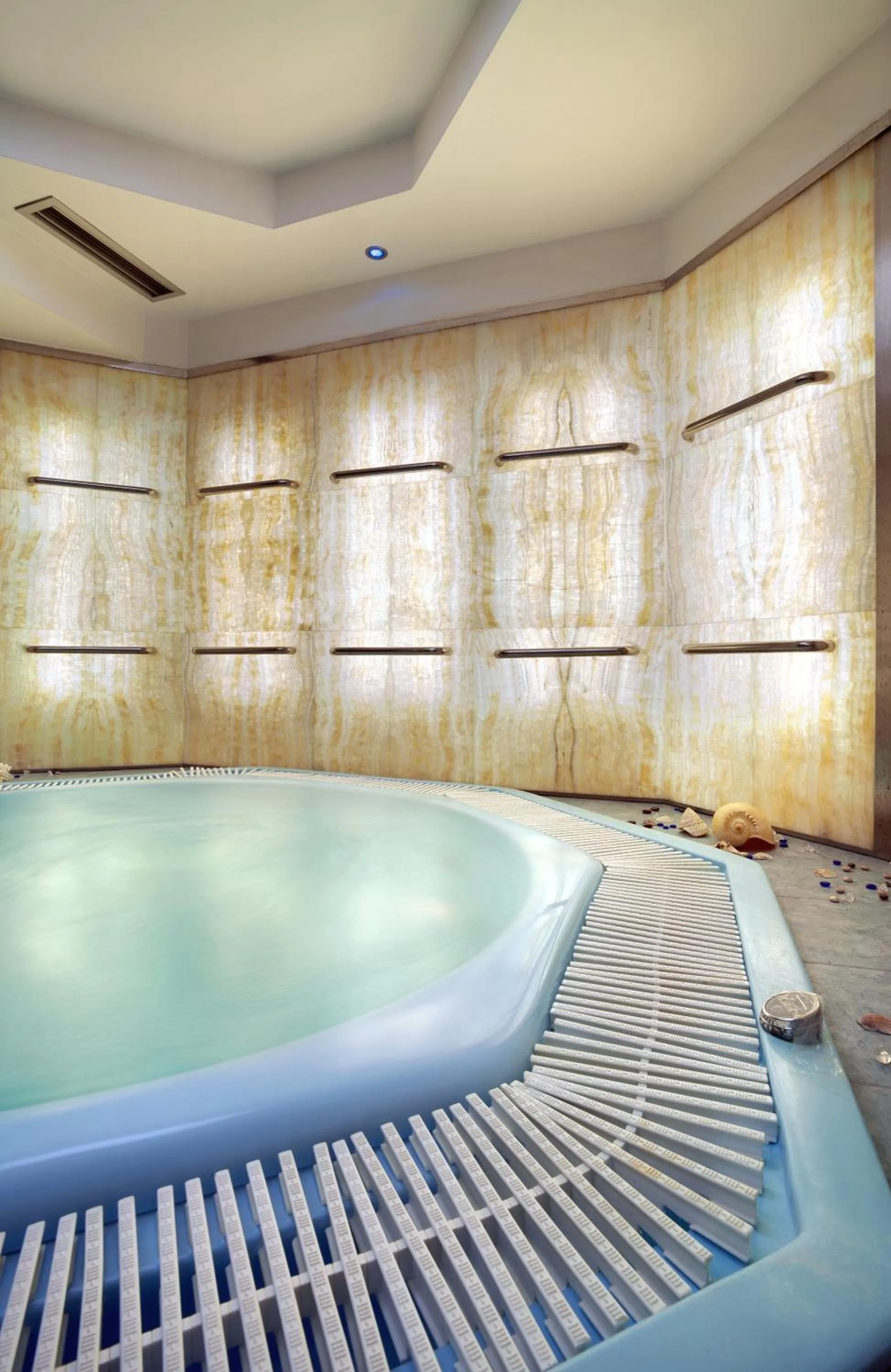 Hot Tub in Garni Hotel Crystal