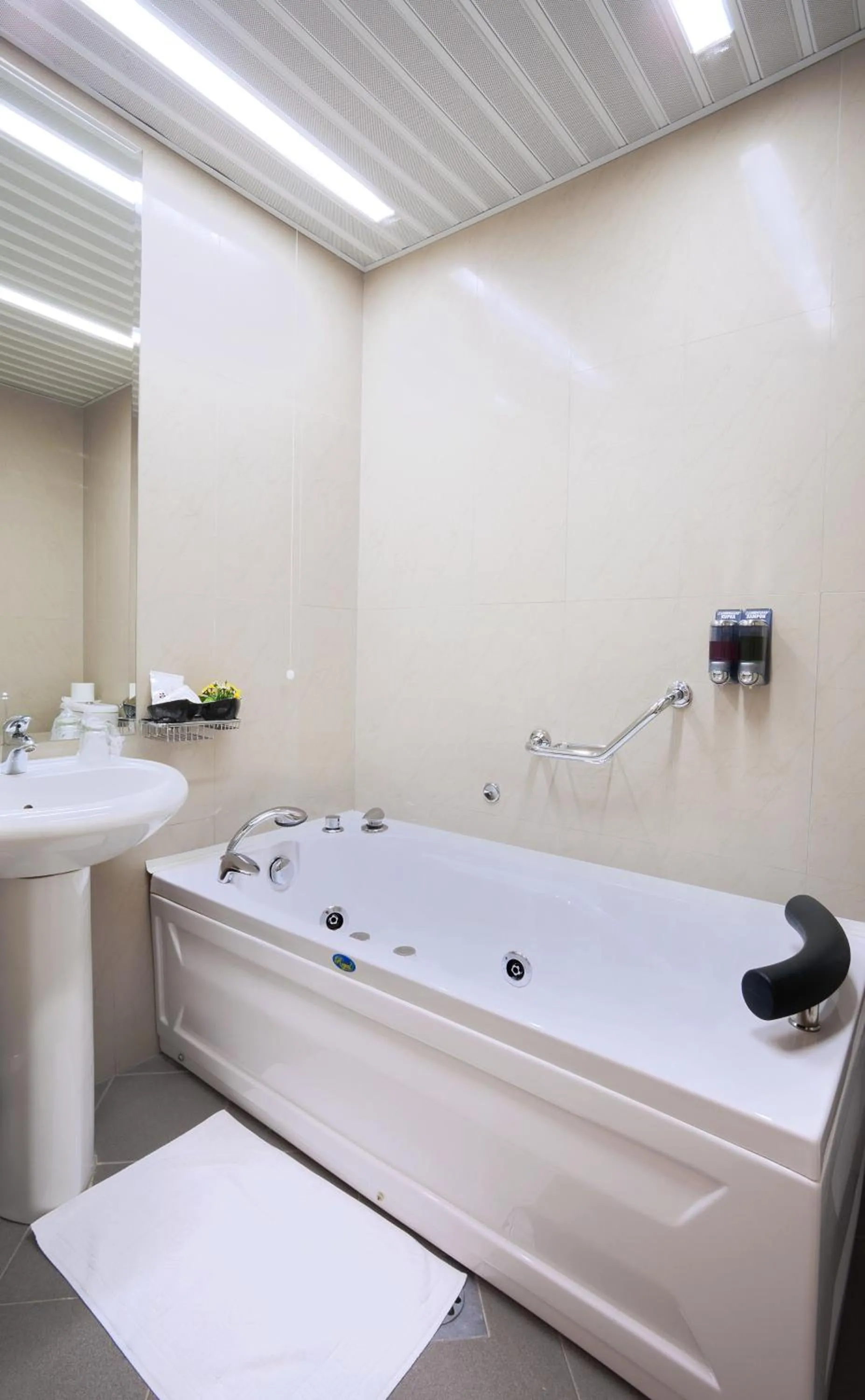 Hot Tub in Garni Hotel Crystal