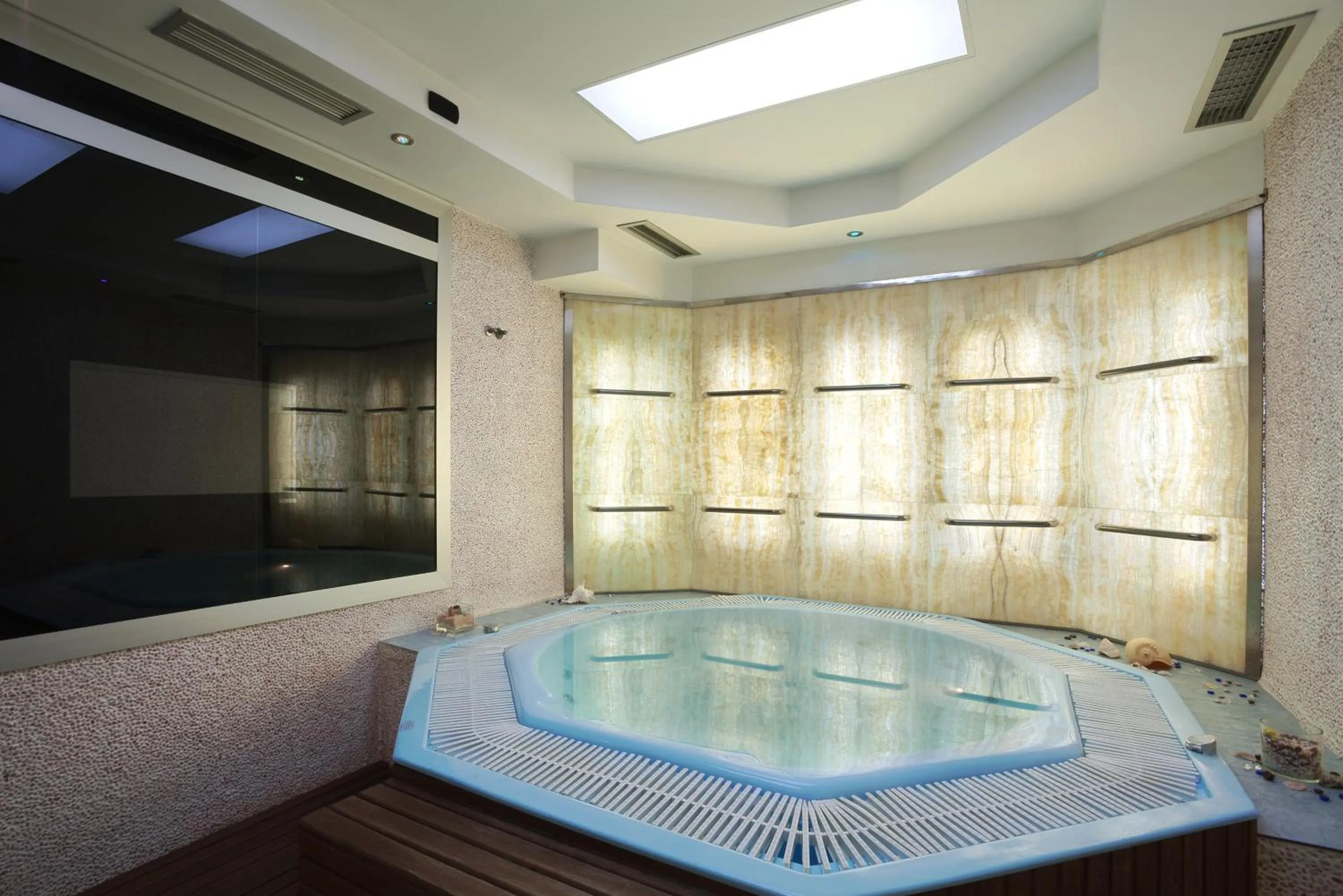 Hot Tub in Garni Hotel Crystal