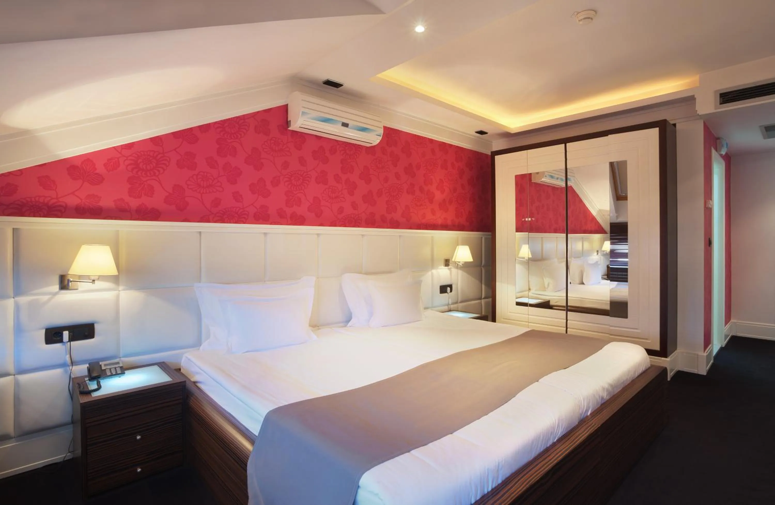 Bed in Garni Hotel Crystal