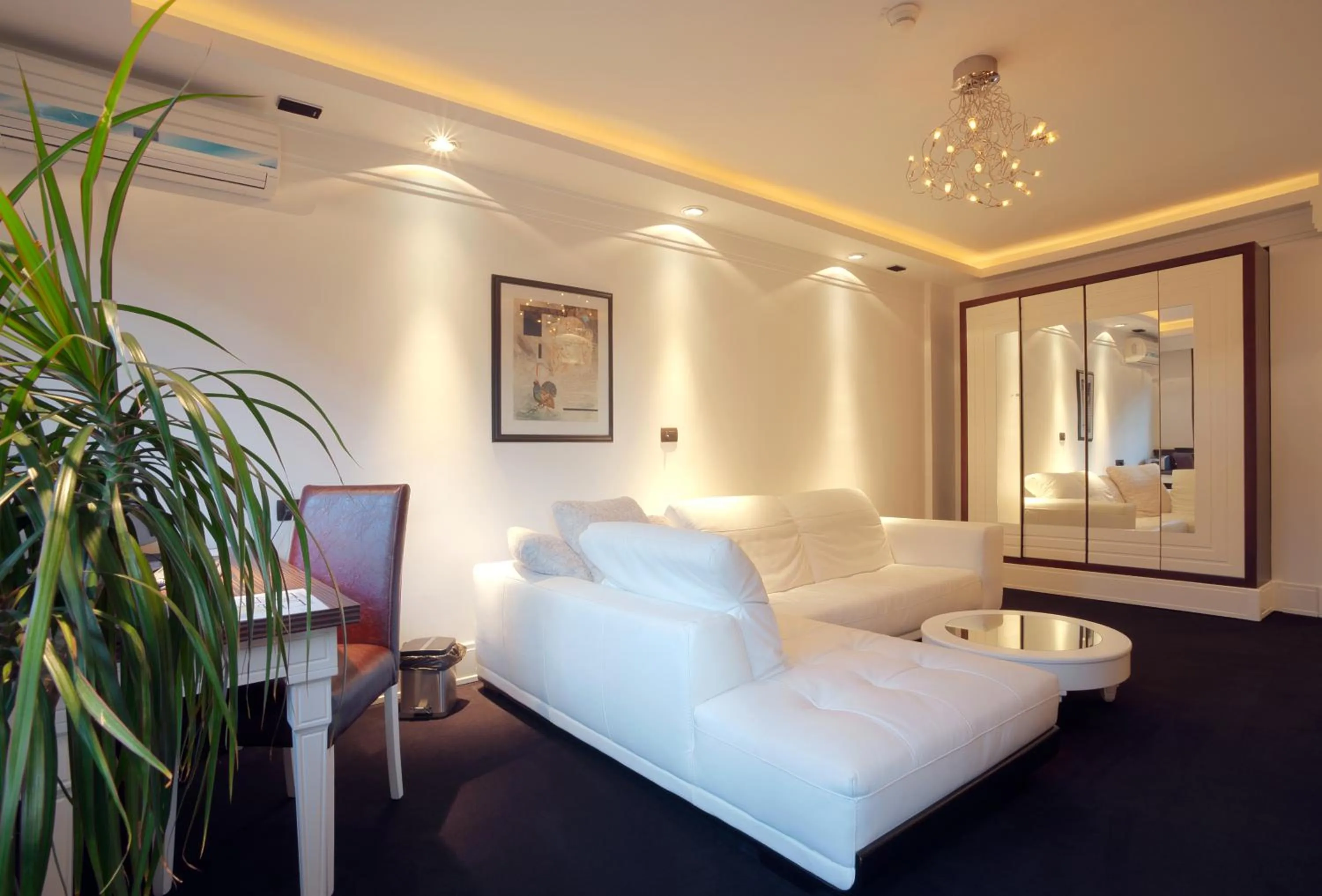 Living room, Bed in Garni Hotel Crystal