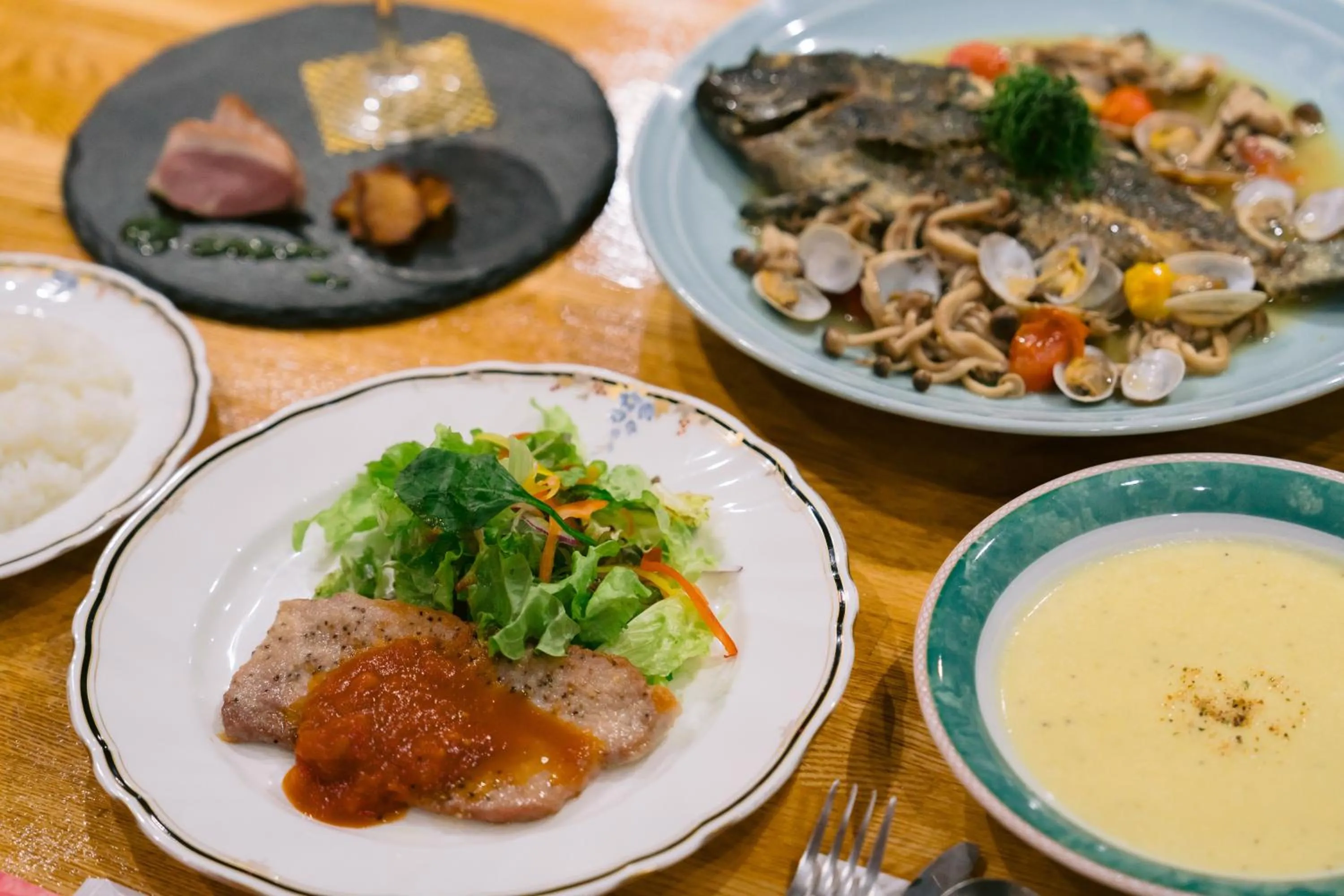 Restaurant/places to eat in Hotel Kailani