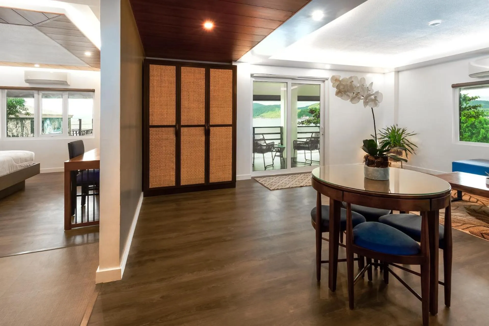 Photo of the whole room, Bed in Amor Laut